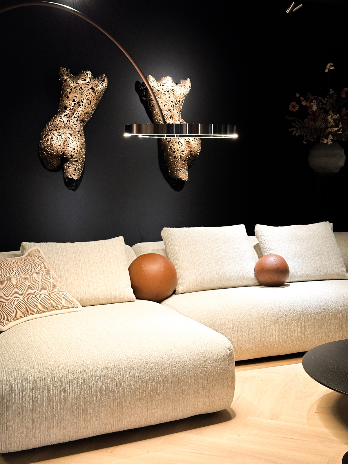 wand met luxe sculpturen