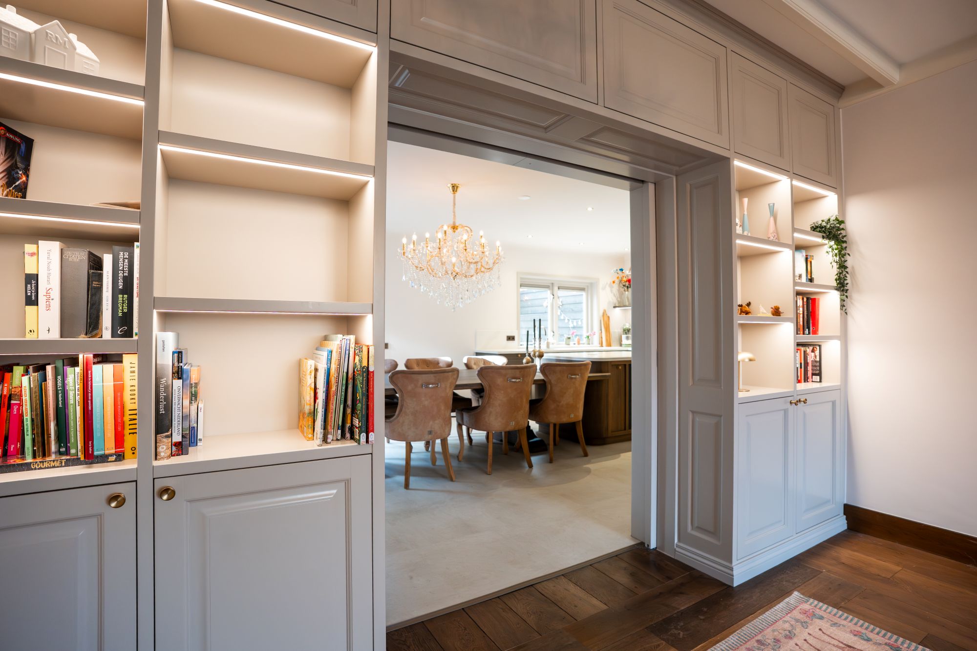 wandkast met verlichting