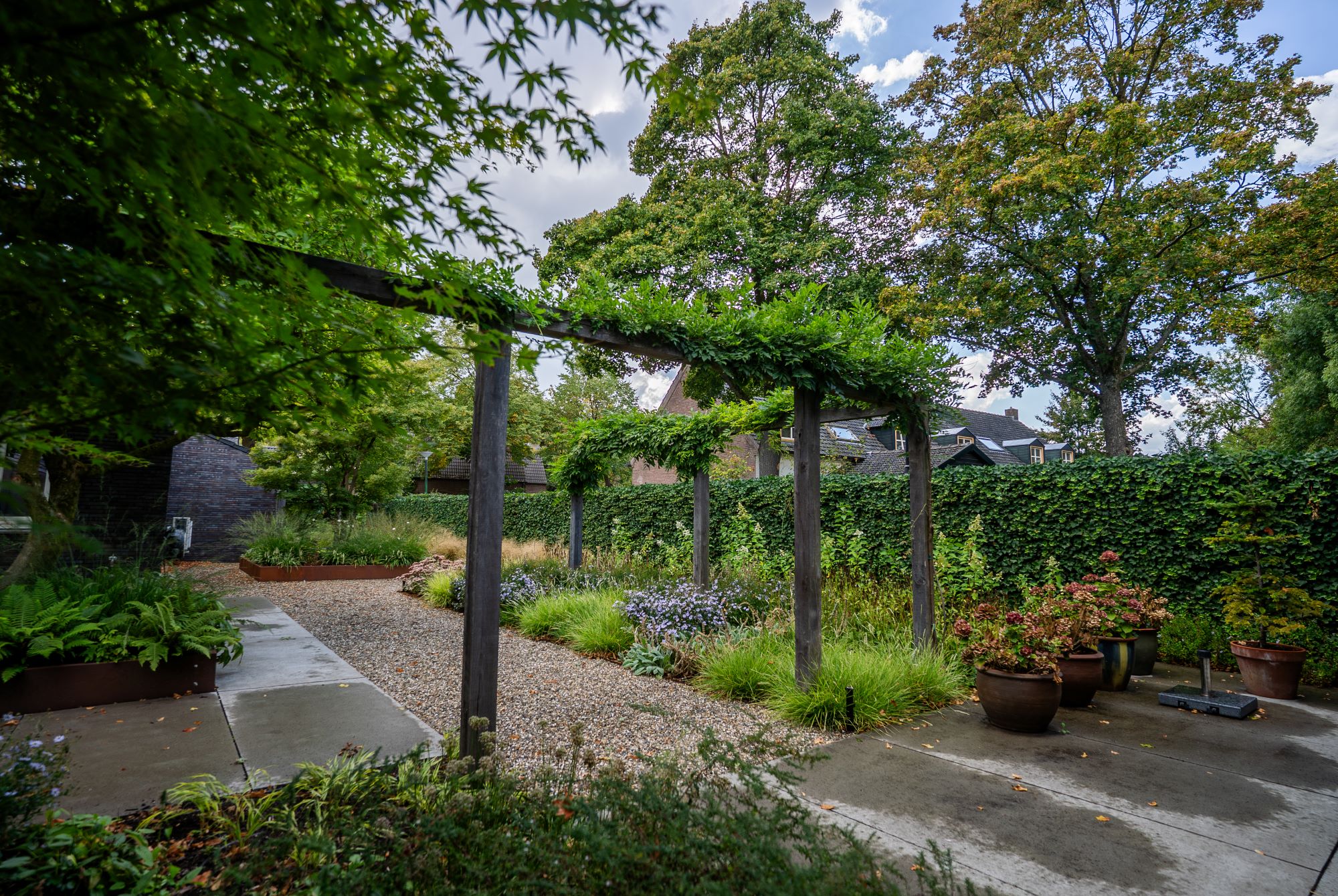 luxe villatuin met bloemen