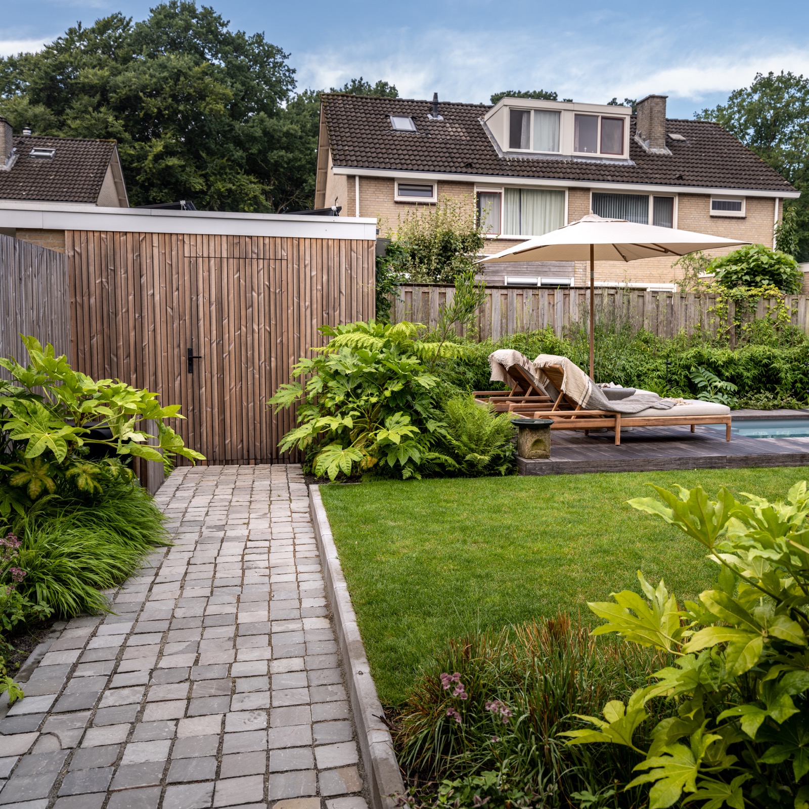 luxe stadstuin met zwembad