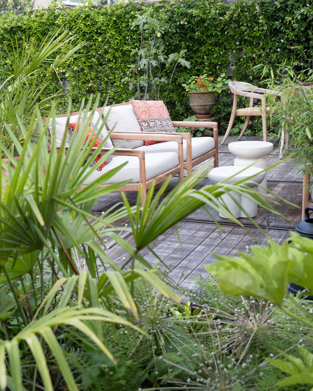 luxe tuin met sfeervol terras