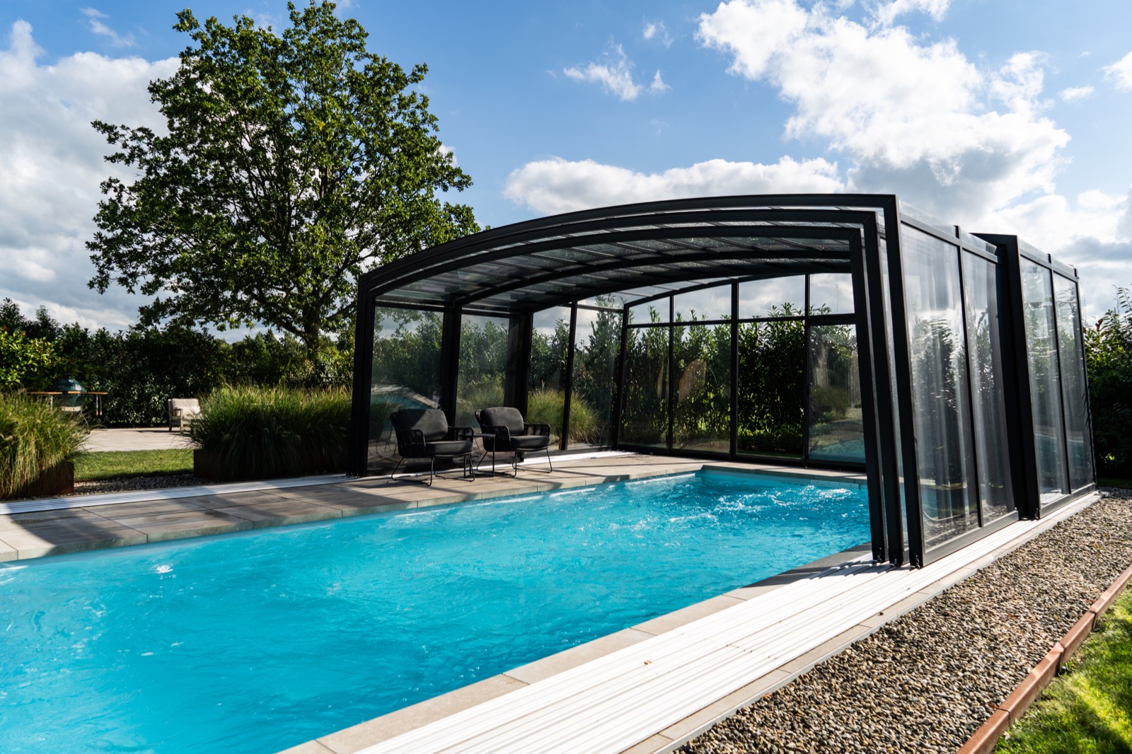 luxe zwembad met zwembadoverkapping