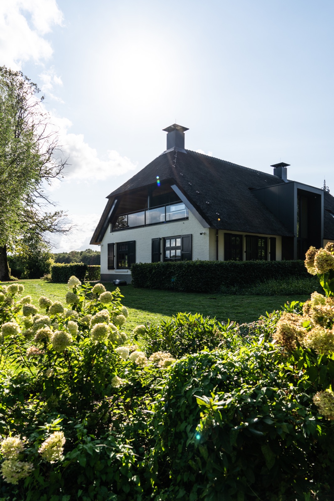 luxe villa met rieten dak