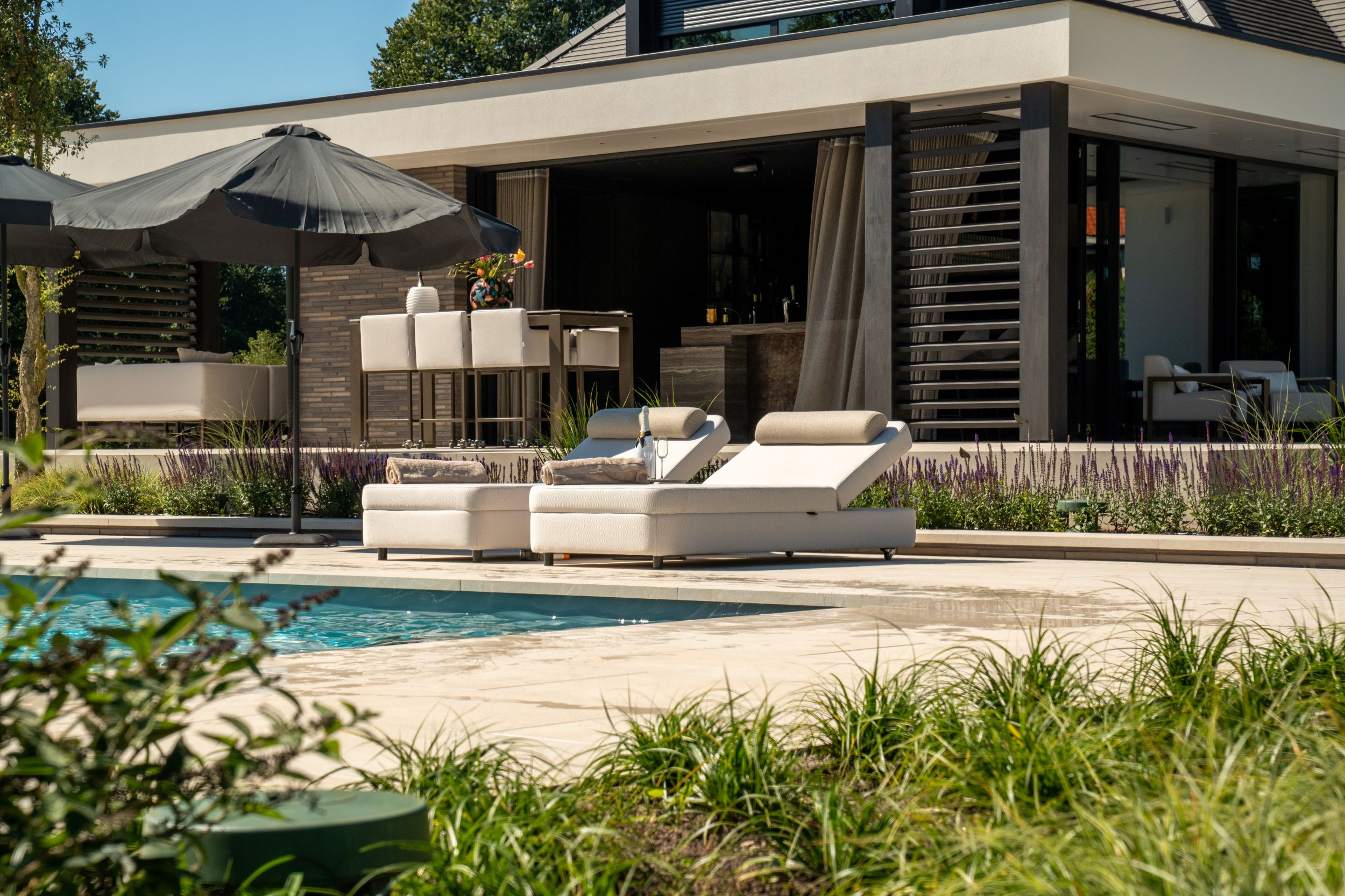 Luxe loungeset bij villa