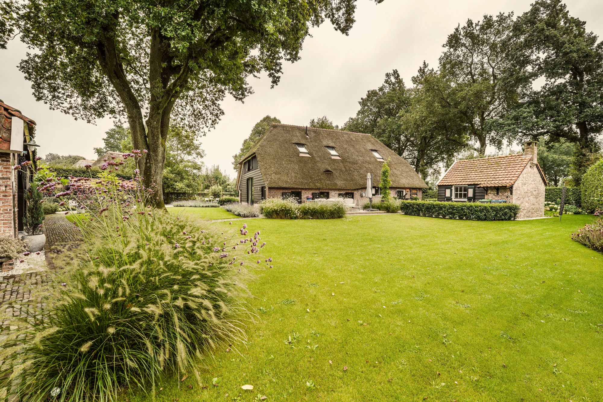 groene tuin met boerderij