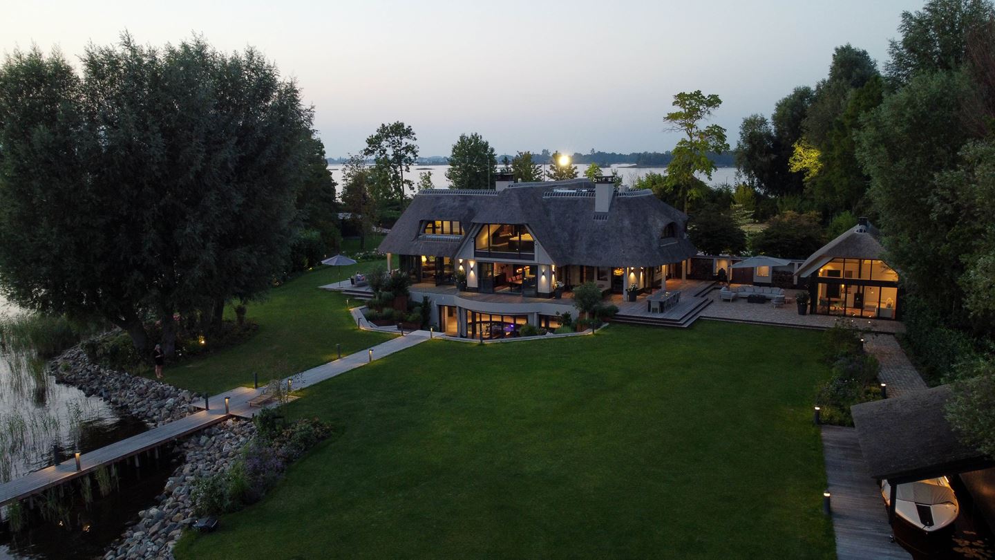 verlichte villa
