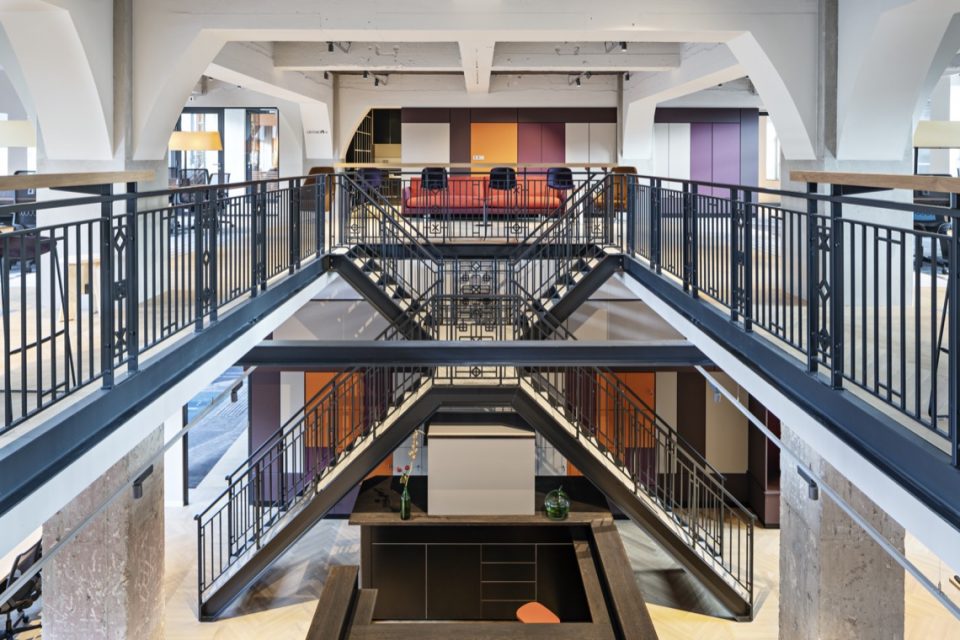 interieur centrale hal met trappen