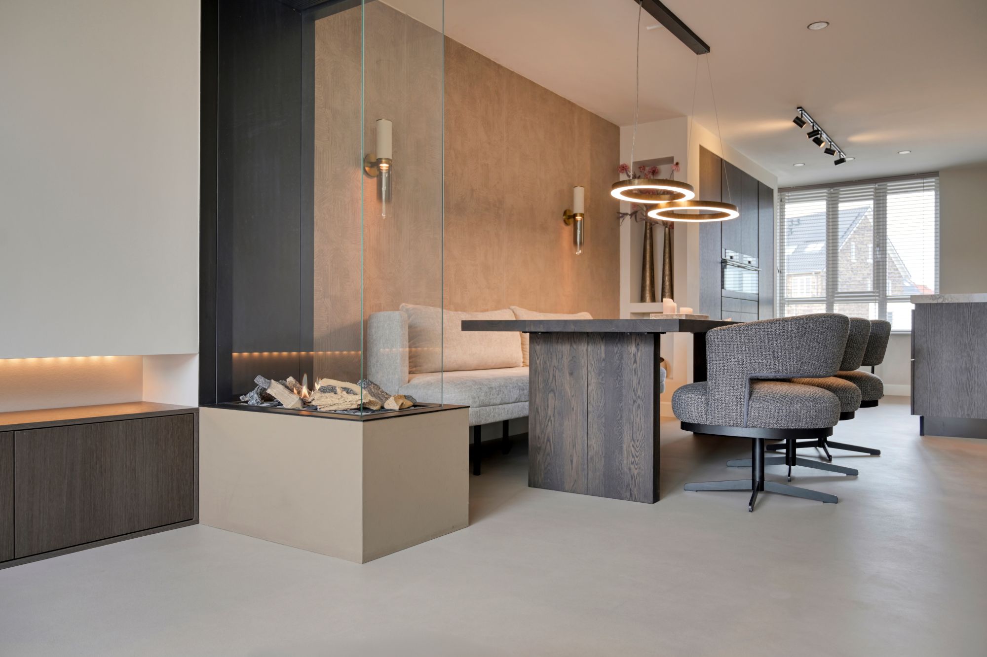 luxe gietvloer in eetkamer