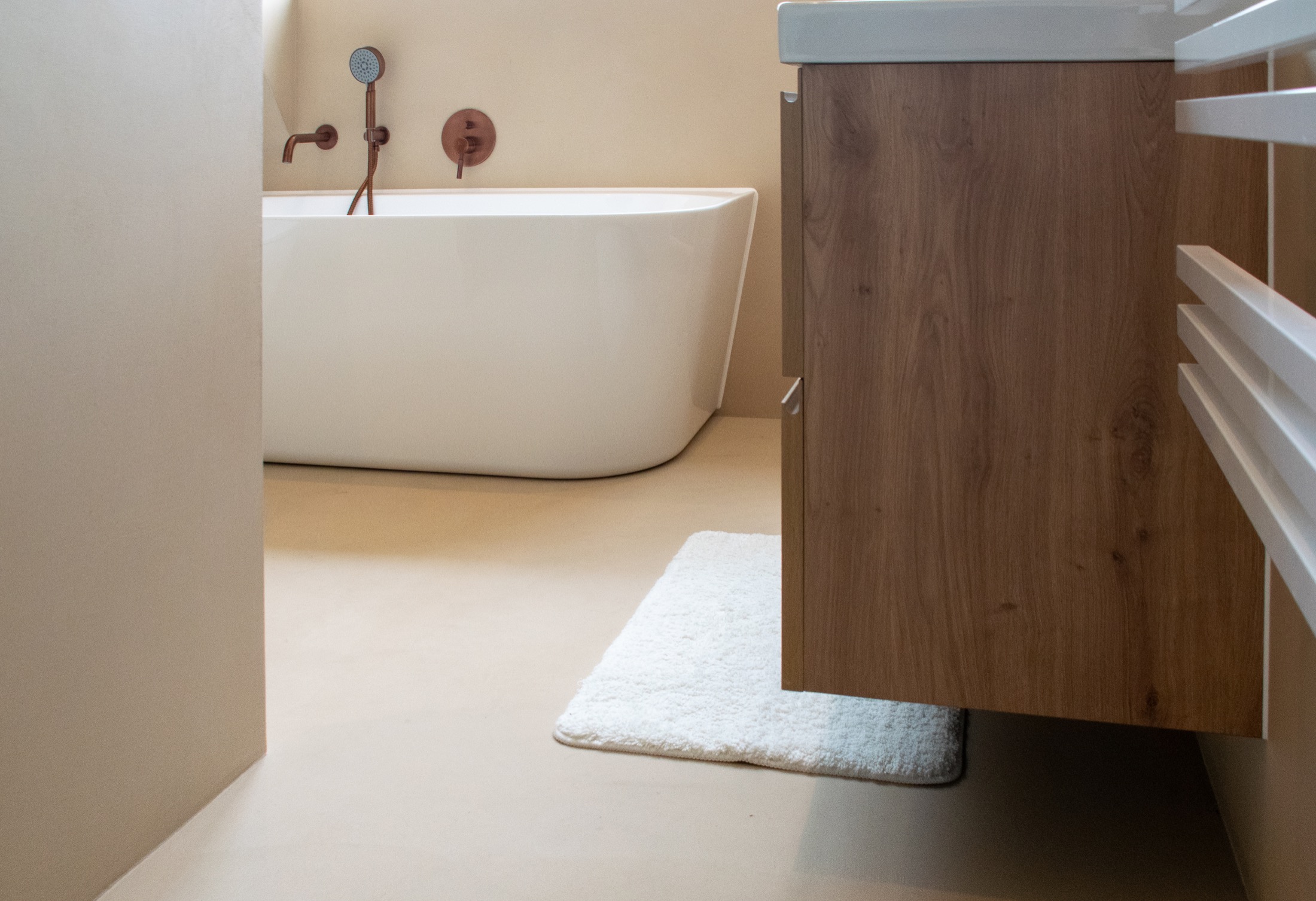 badkamer met luxe vloerafwerking