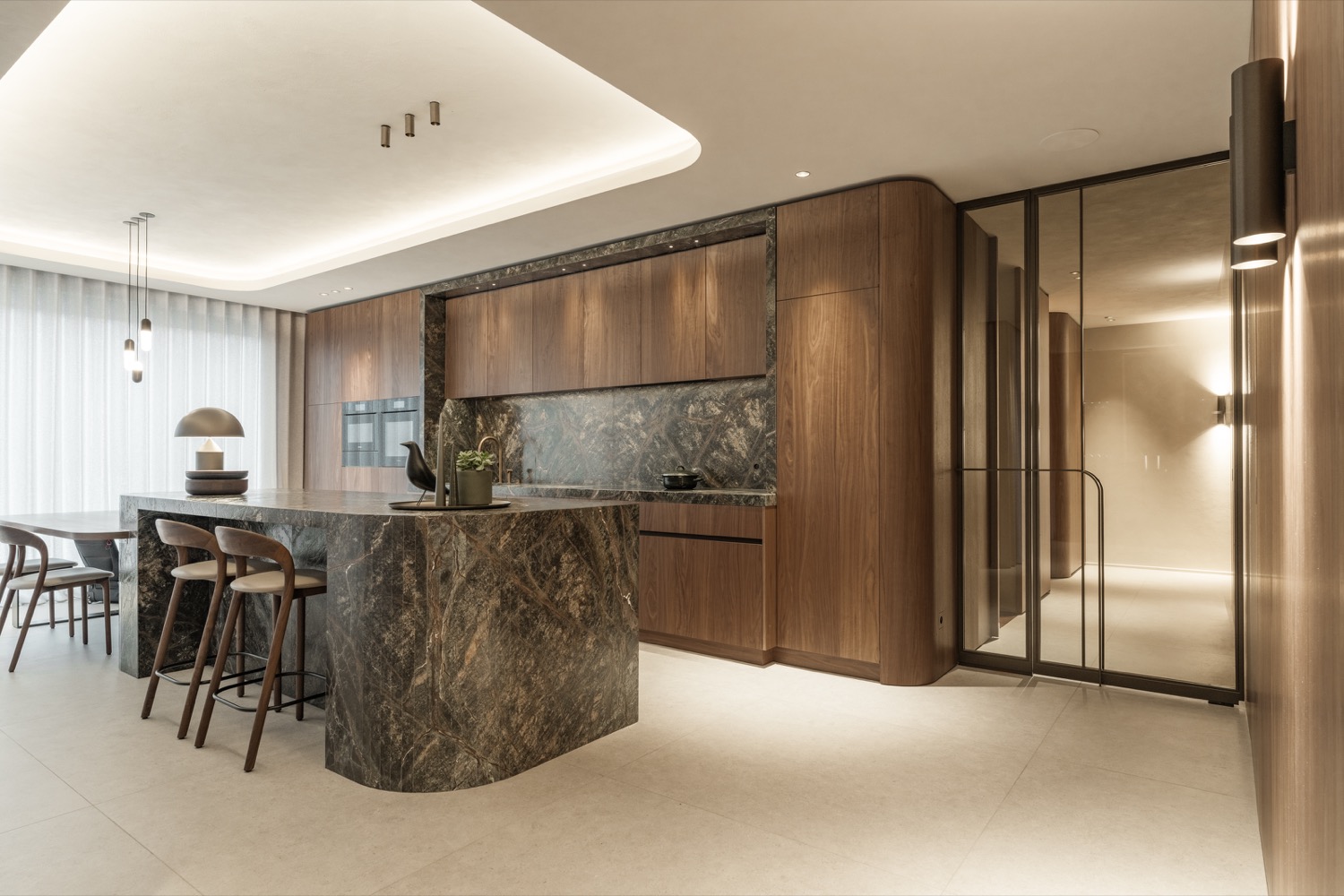 luxe keuken met marmer en hout