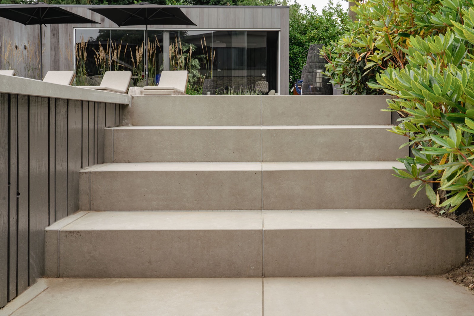 luxe tuin met trap
