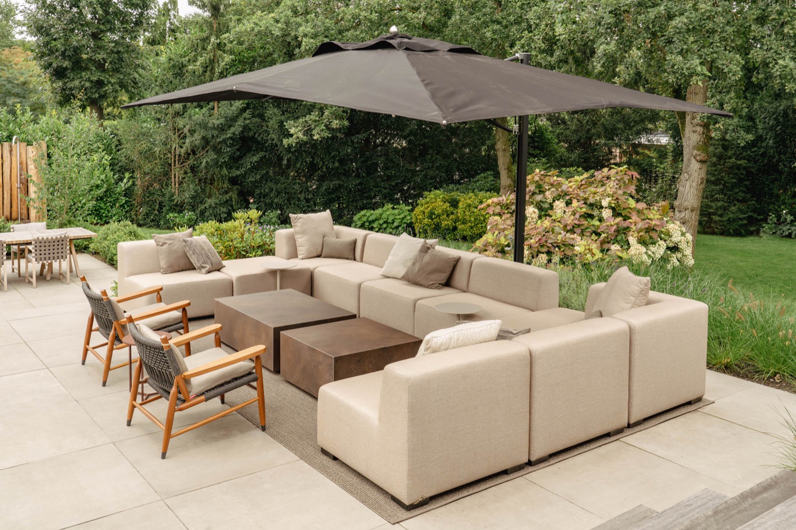 luxe terras met loungeset