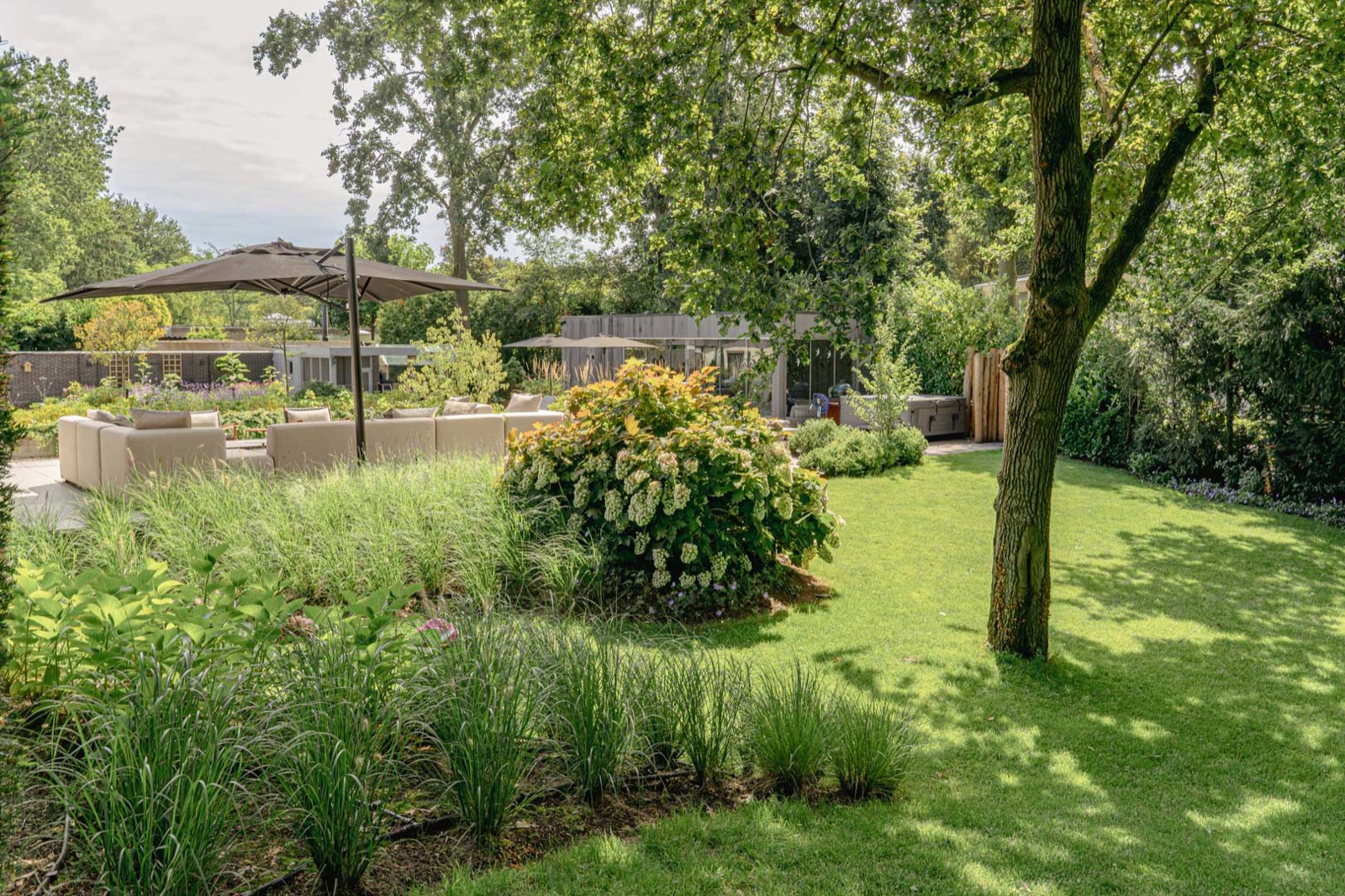 luxe tuin met sfeervolle beplanting