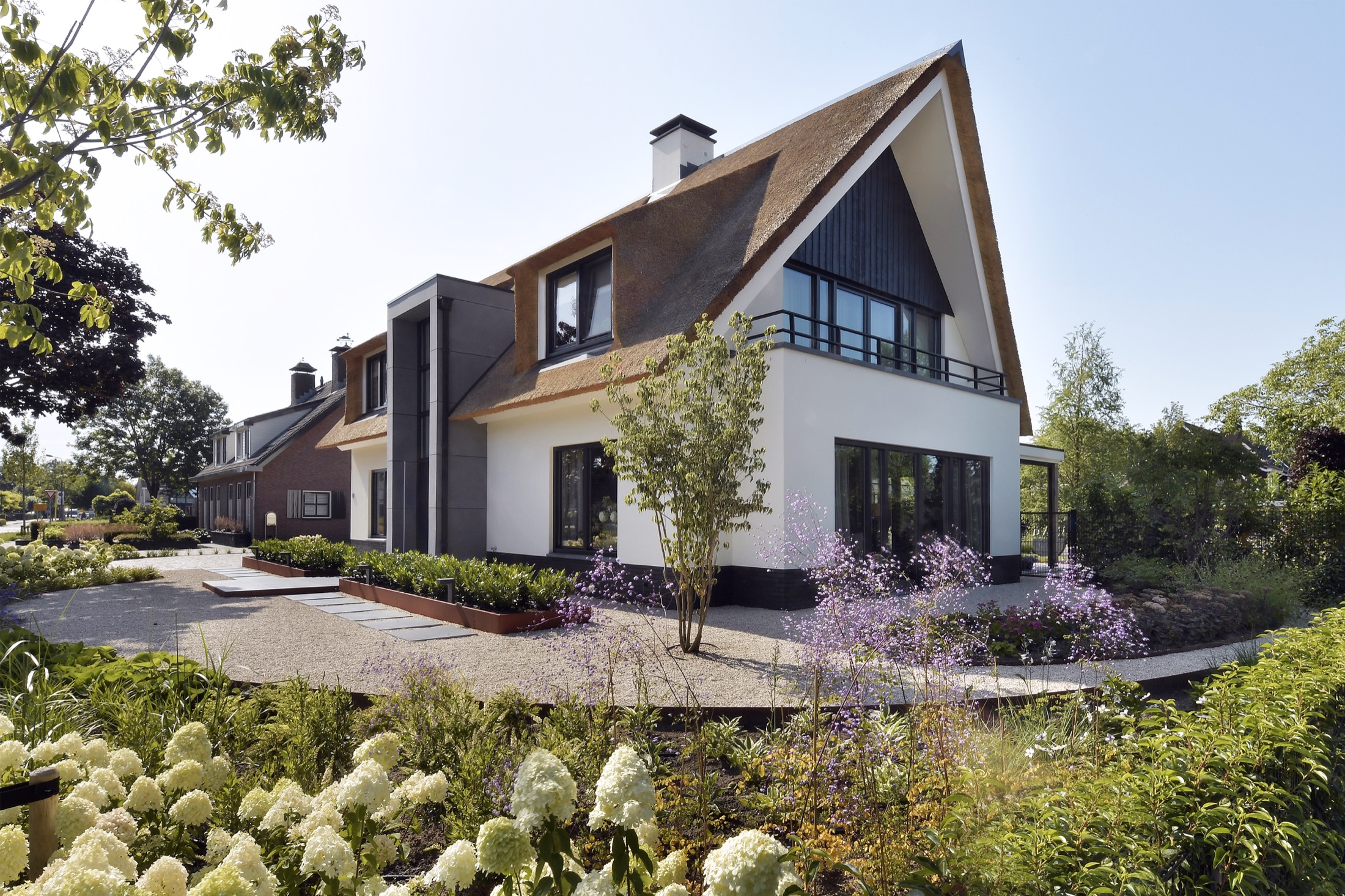 moderne villa met rieten kap