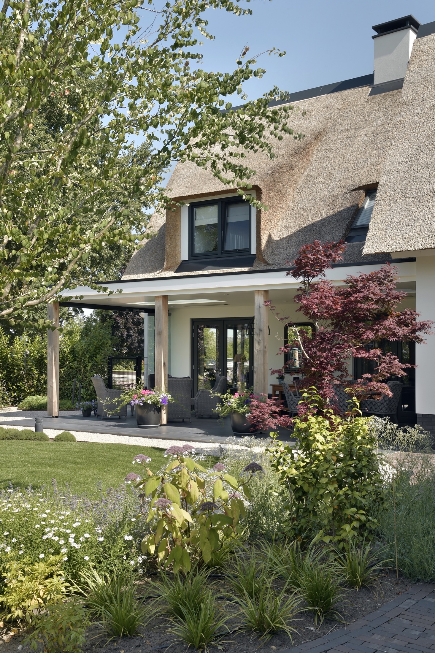 moderne villabouw met rieten kap