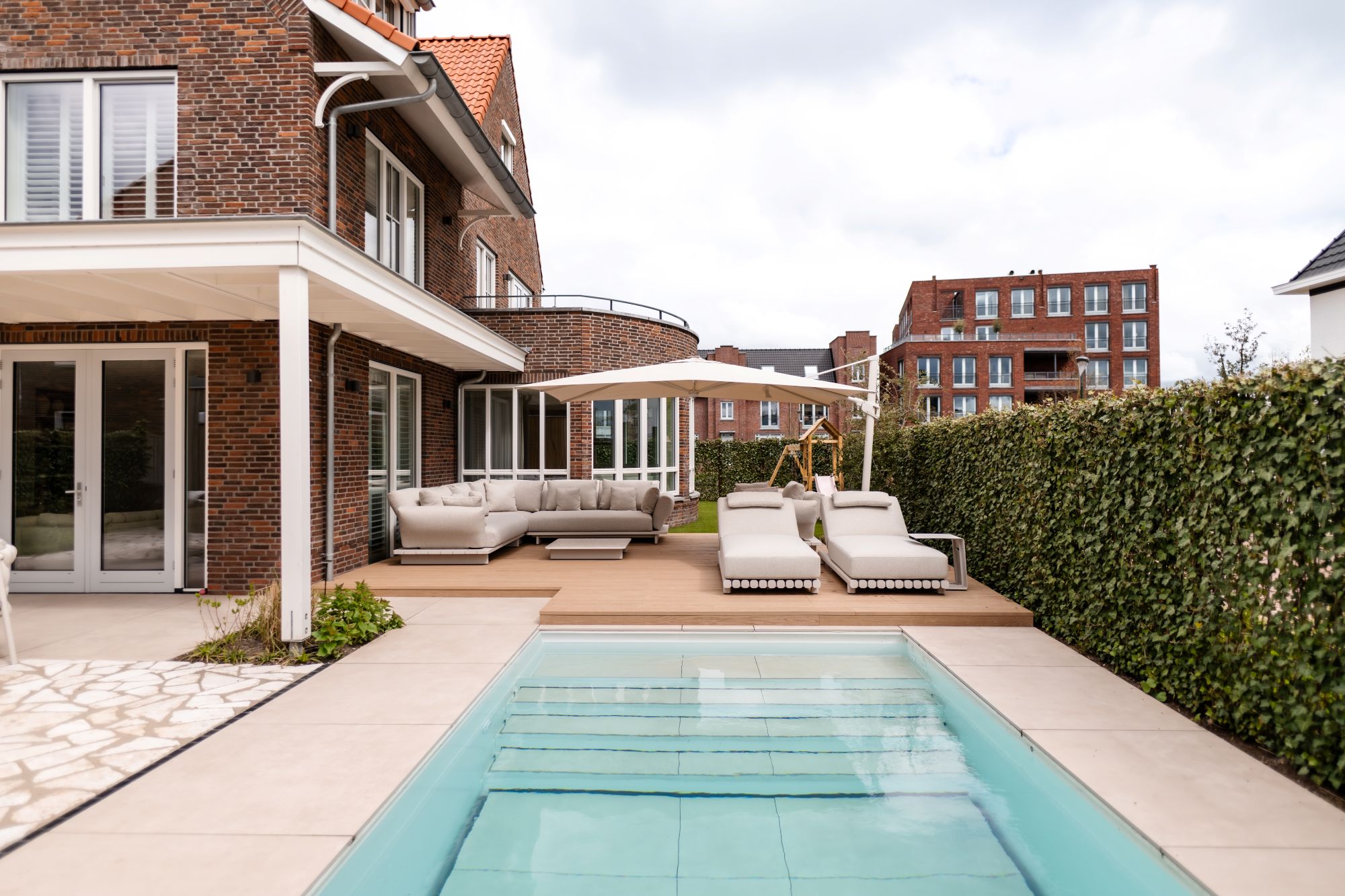 luxe villatuin met zwembad