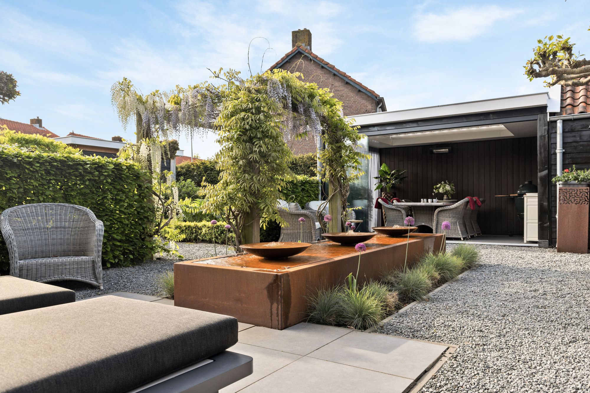 luxe tuin met pergola en overkapping