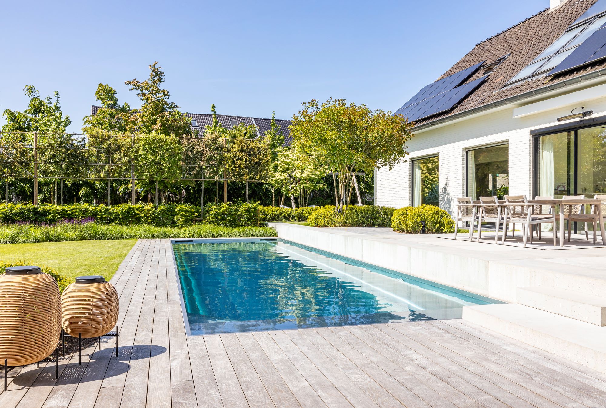 tuin met inox zwembad
