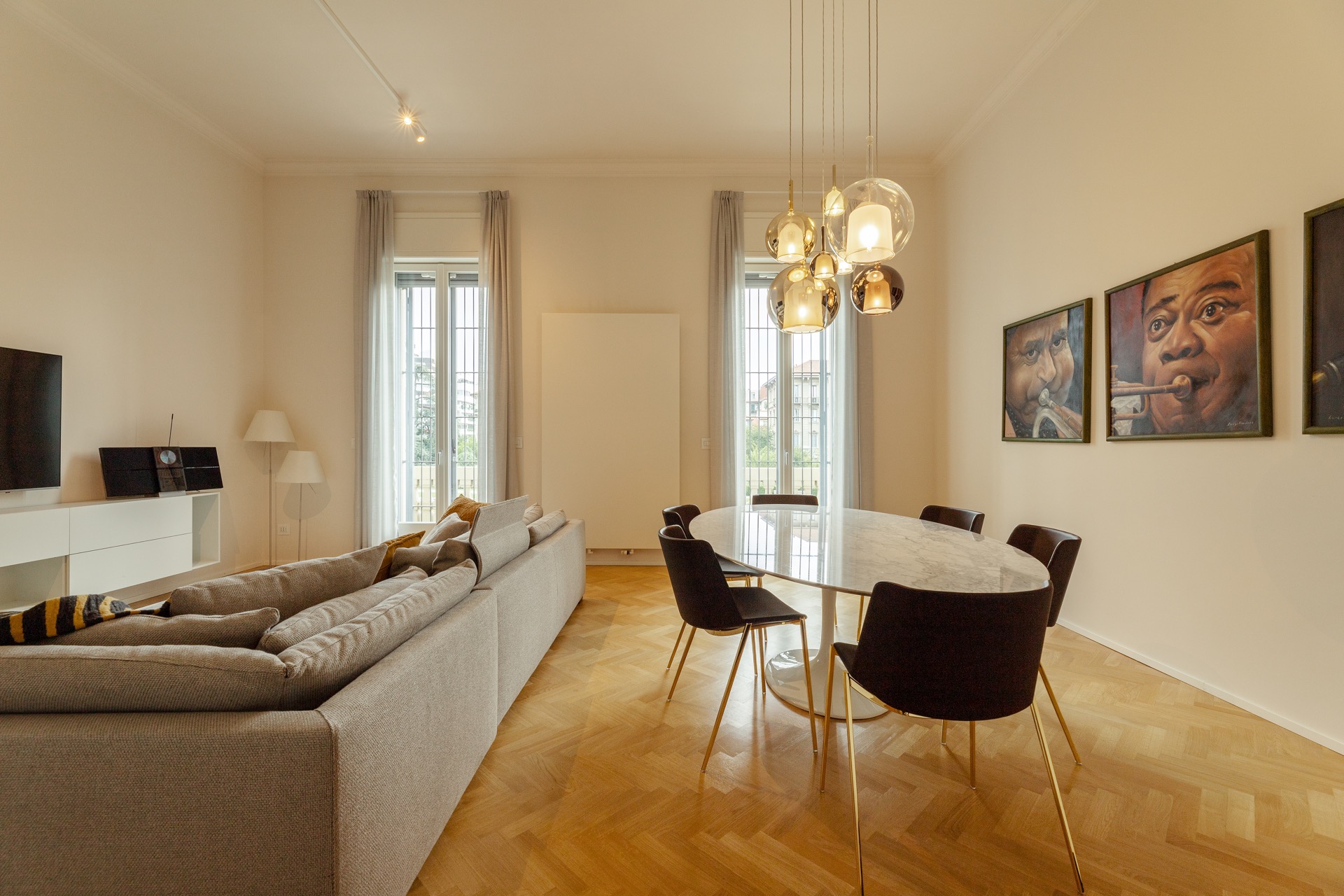 woonkamer met bank en eettafel