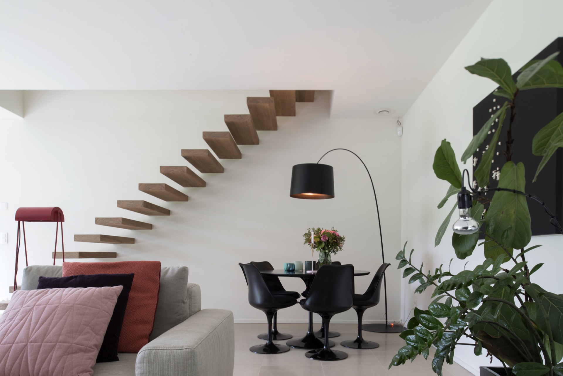 woonkamer met luxe bank en eettafel