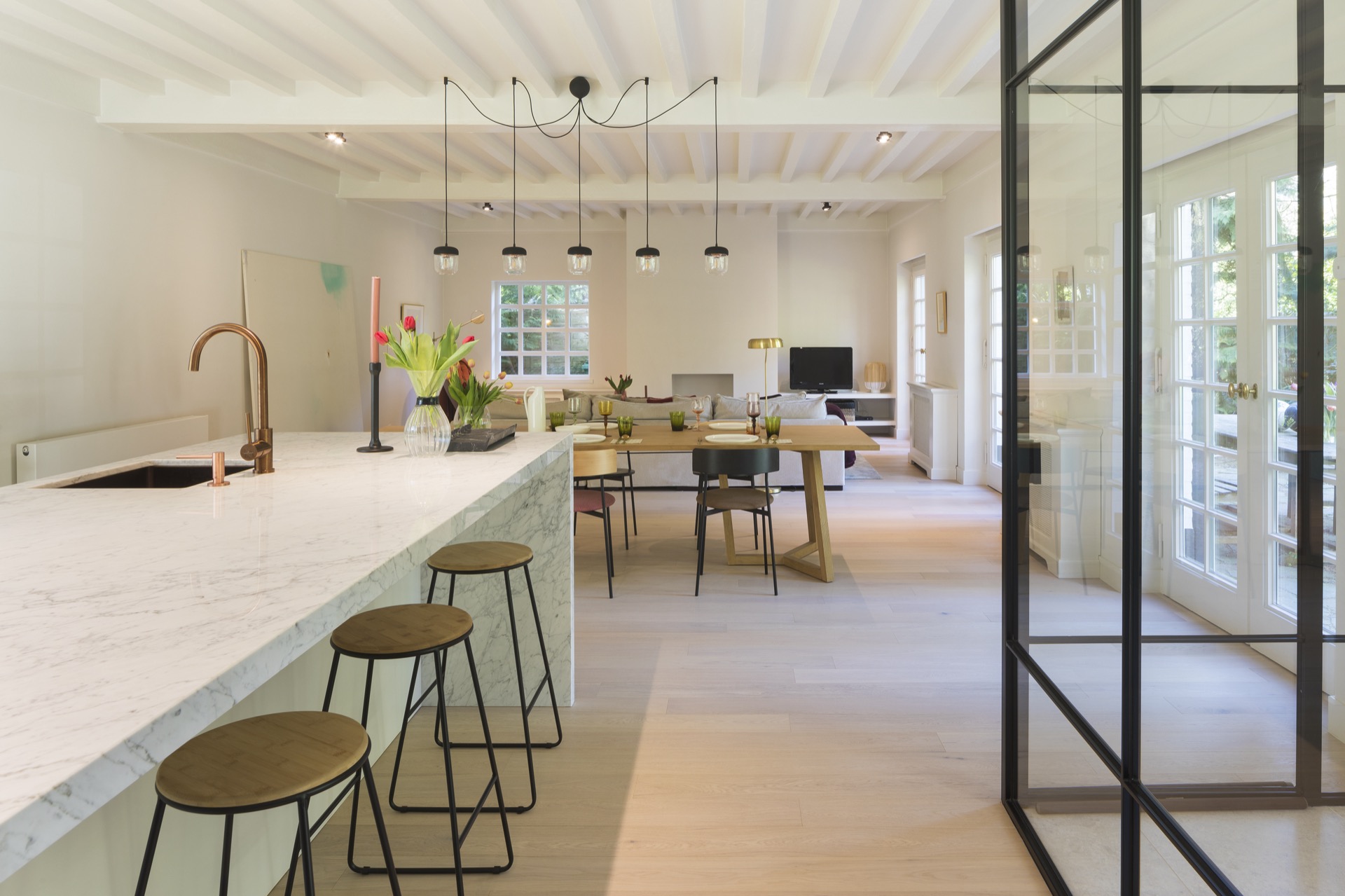 luxe keuken met woonkamer inrichting