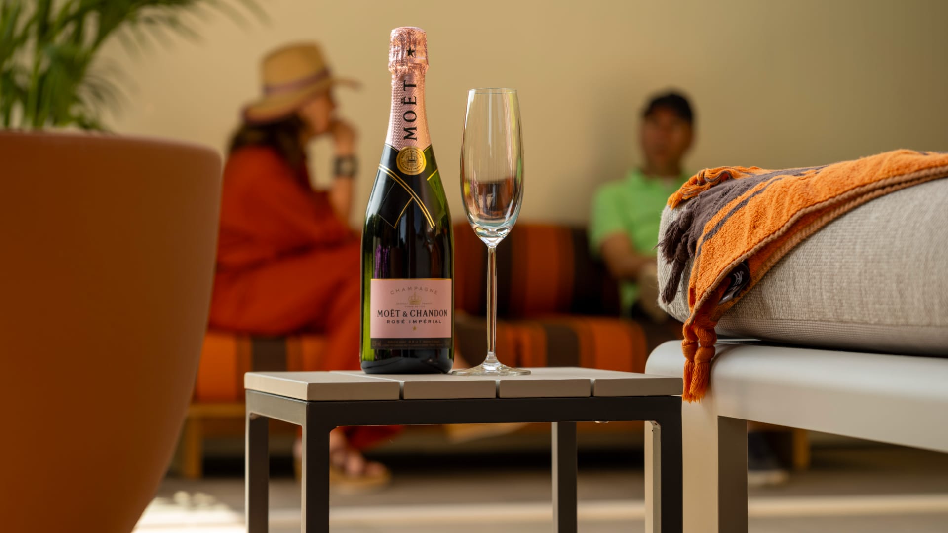Champagne in poolhouse in stadstuin