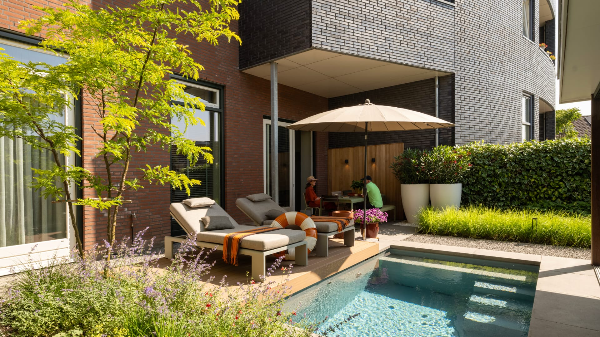 Tuin met poolhouse en zonneterras