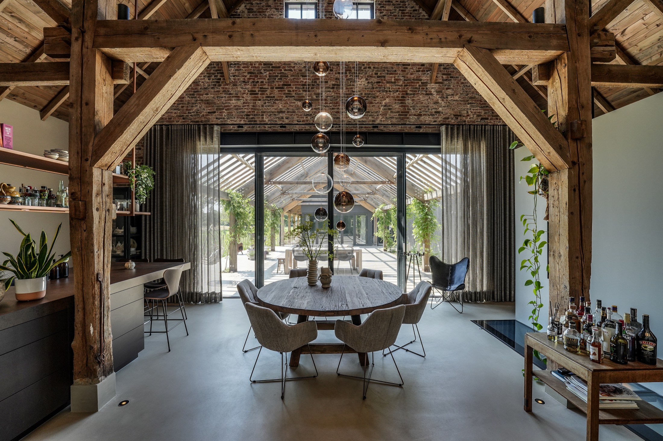 sfeervolle keuken met luxe eettafel