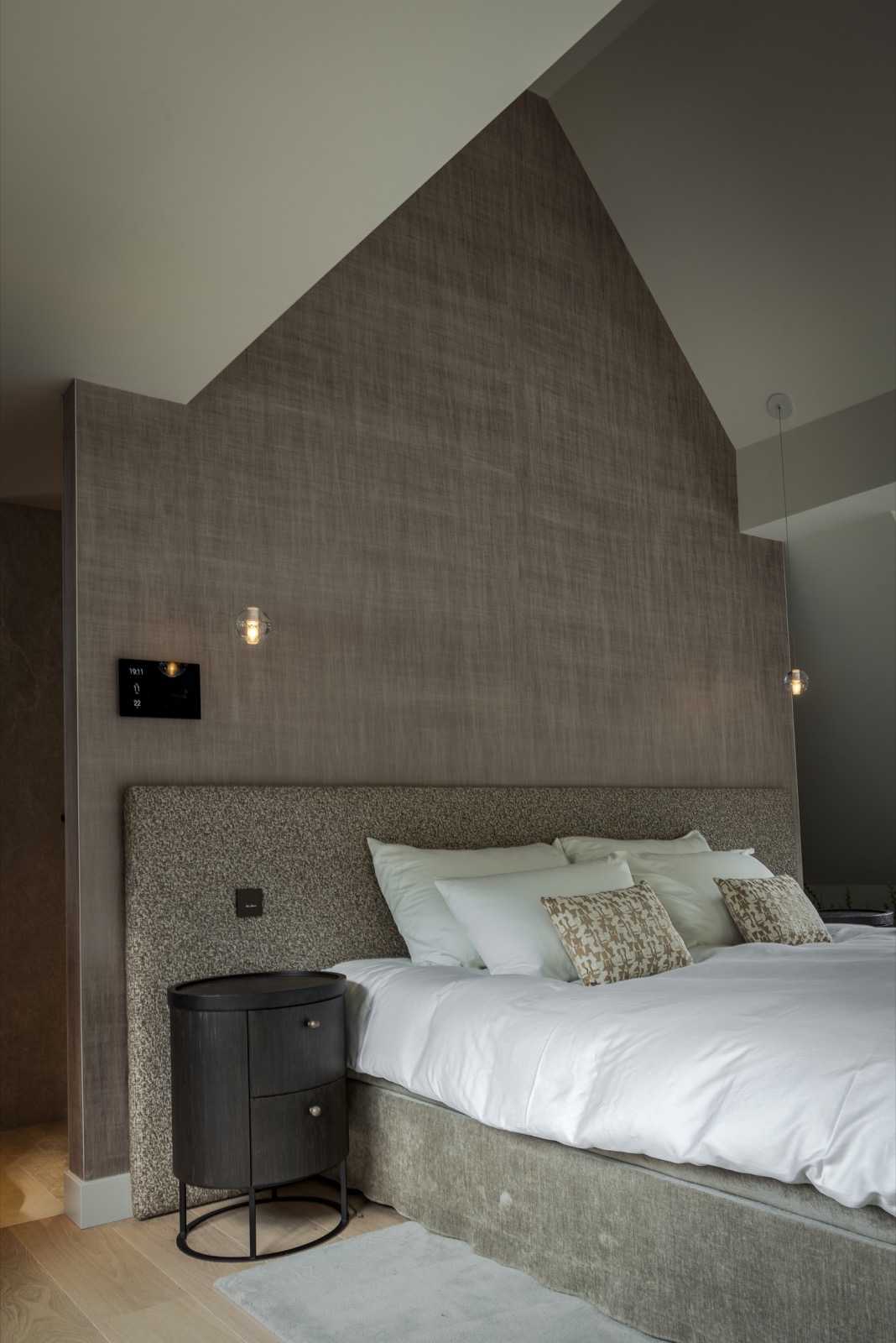 slaapkamer met design lamp