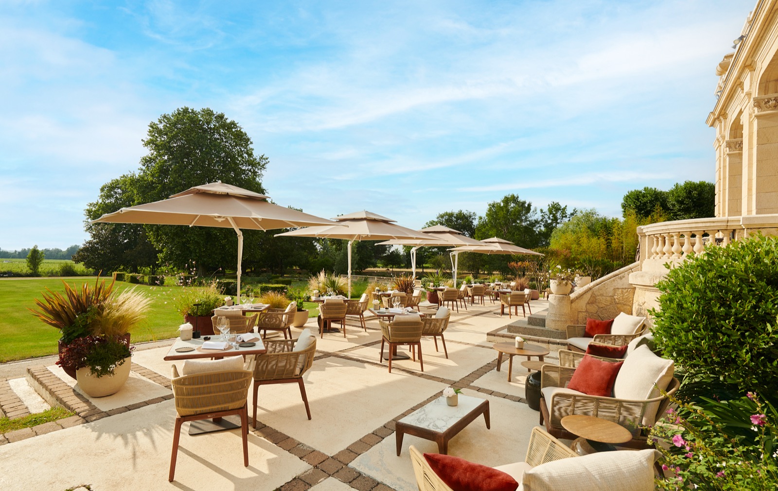 terras met moderne buitenmeubels