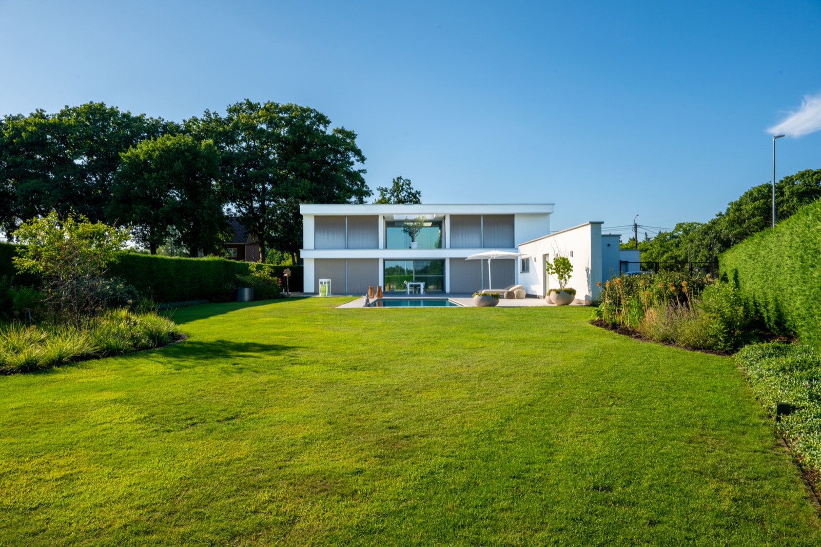 villa met design tuin met zwembad