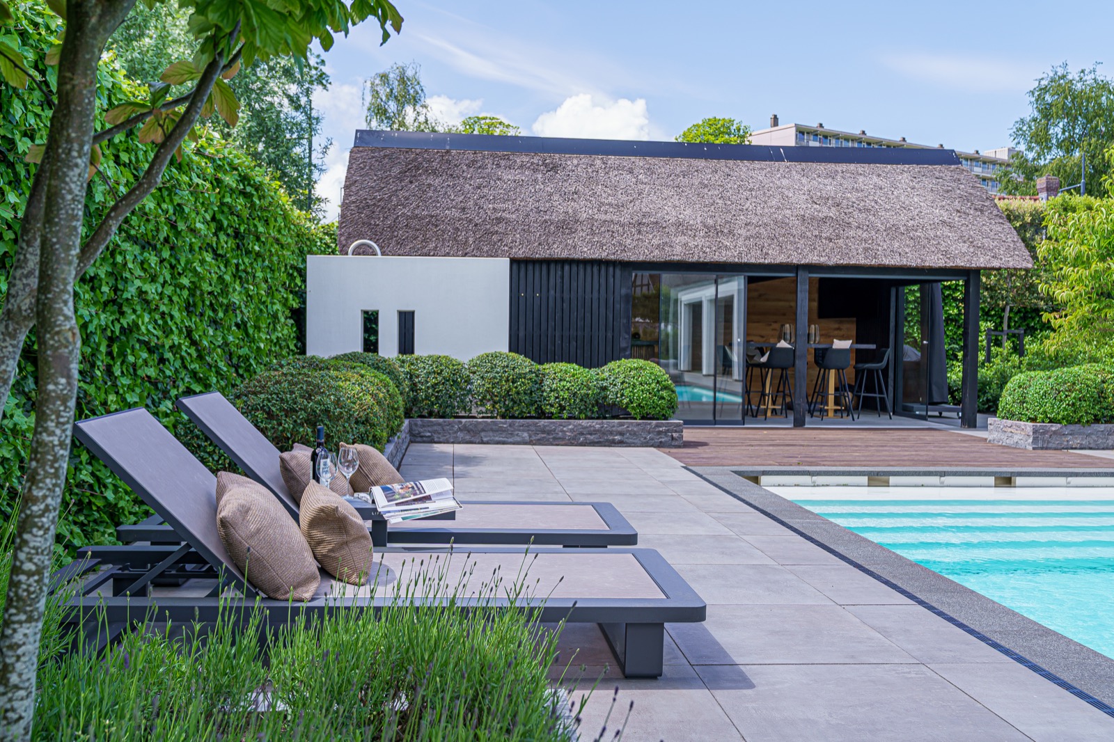 tuin met zwembad en poolhouse