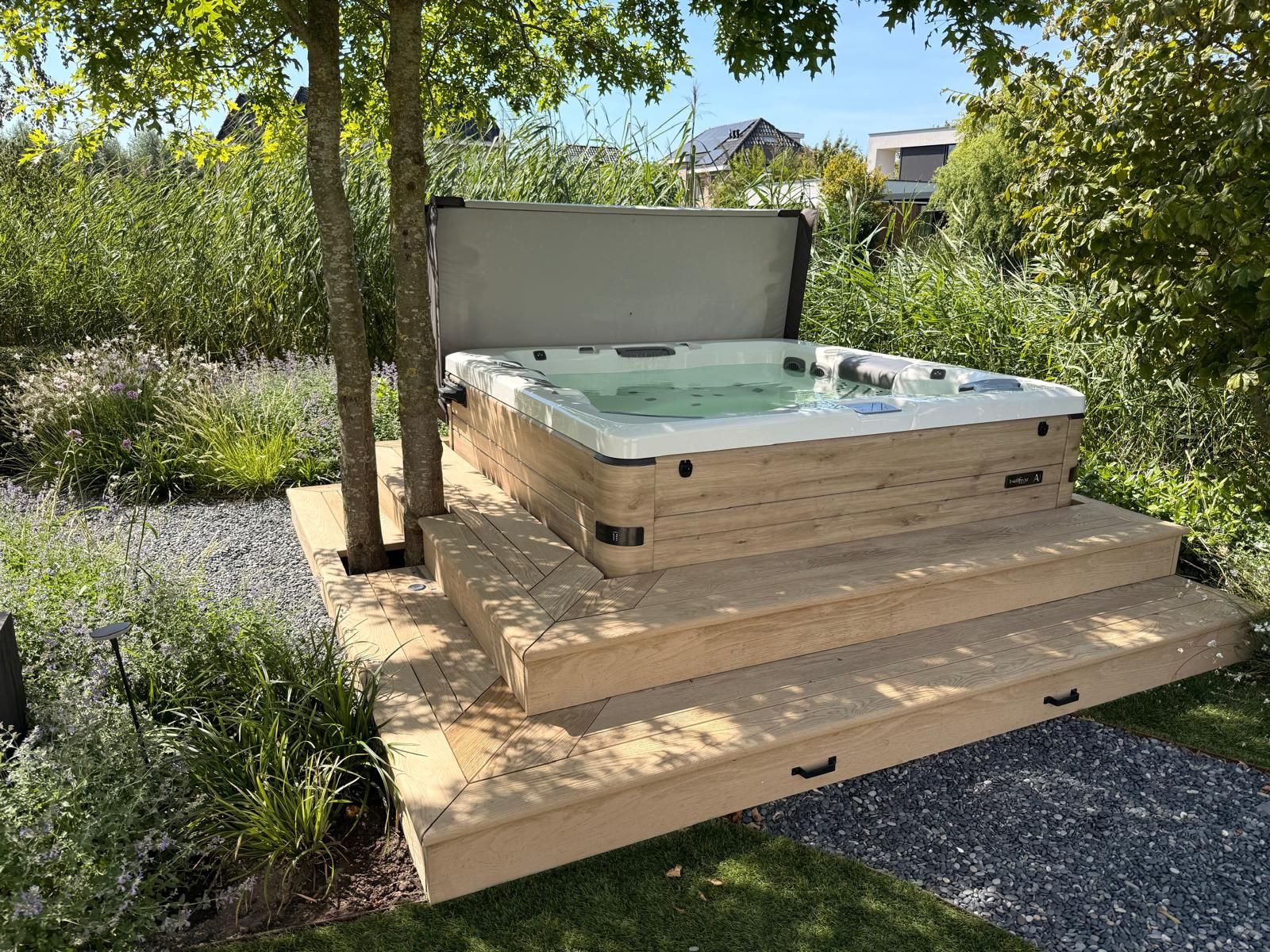 luxe jacuzzi