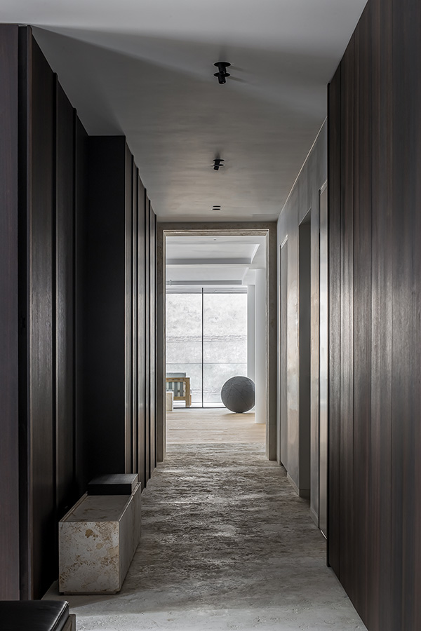 Luxe woonkamer met haard