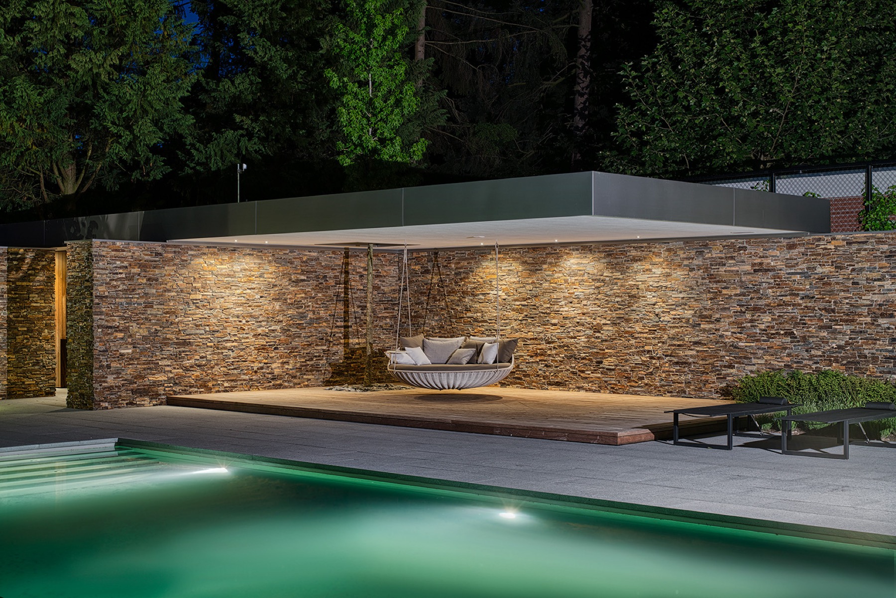 luxe zwembad met overkapping