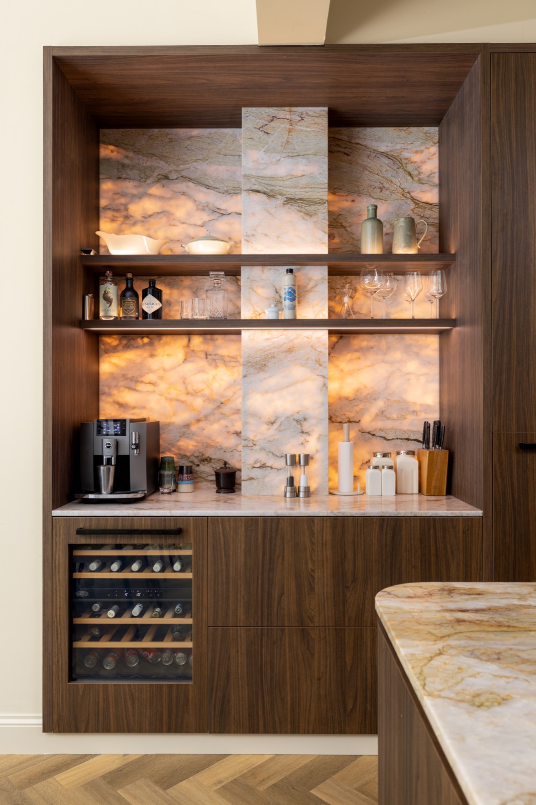 luxe keuken met wijnklimaatkast