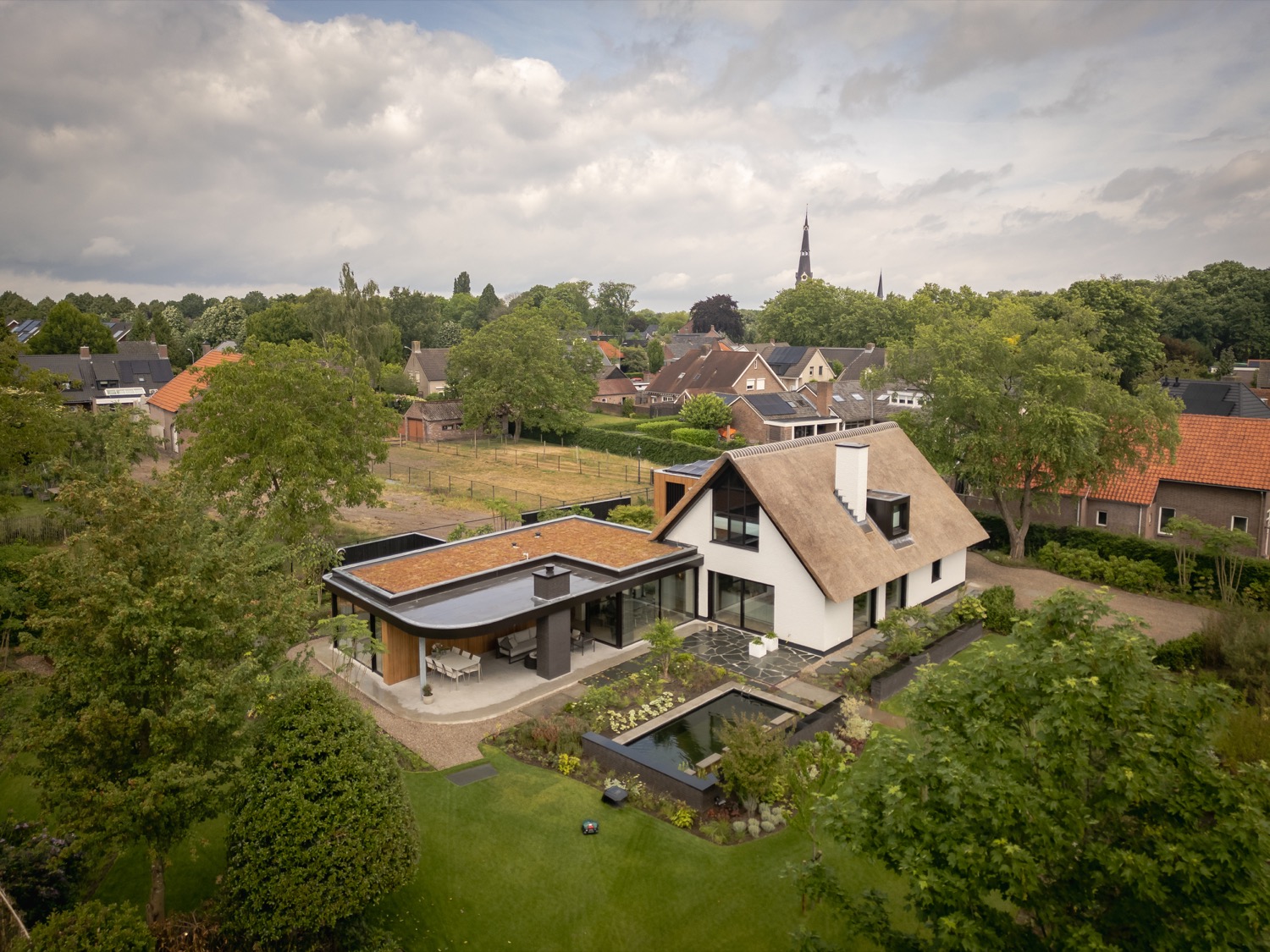 witte rietgedekte villa