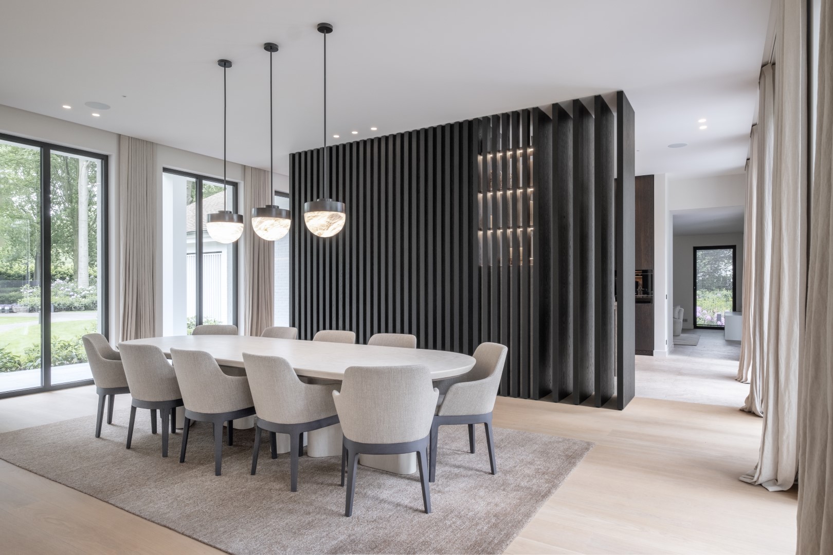 eetkamer met design tafel
