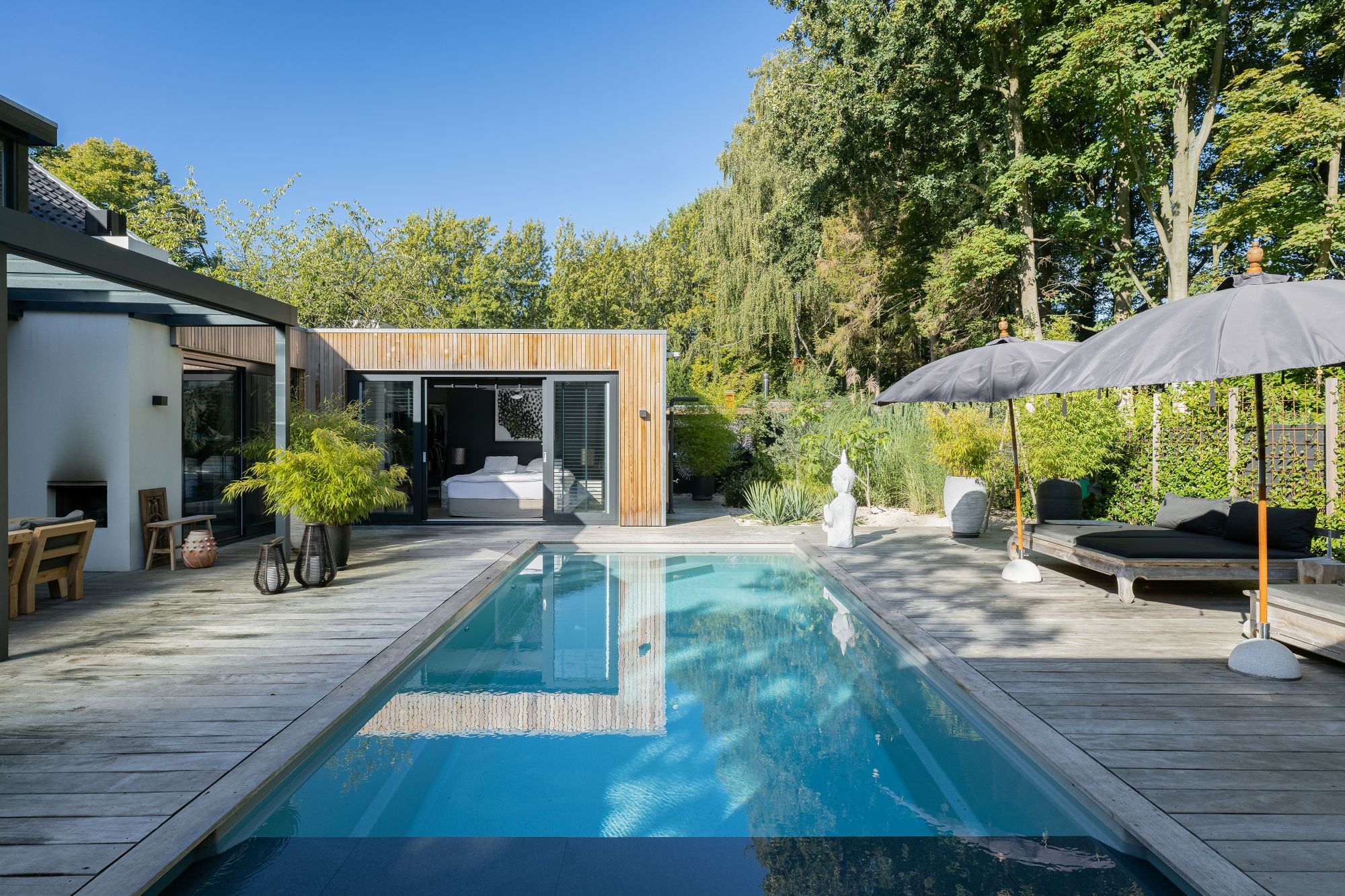 villa tuin met zwembad