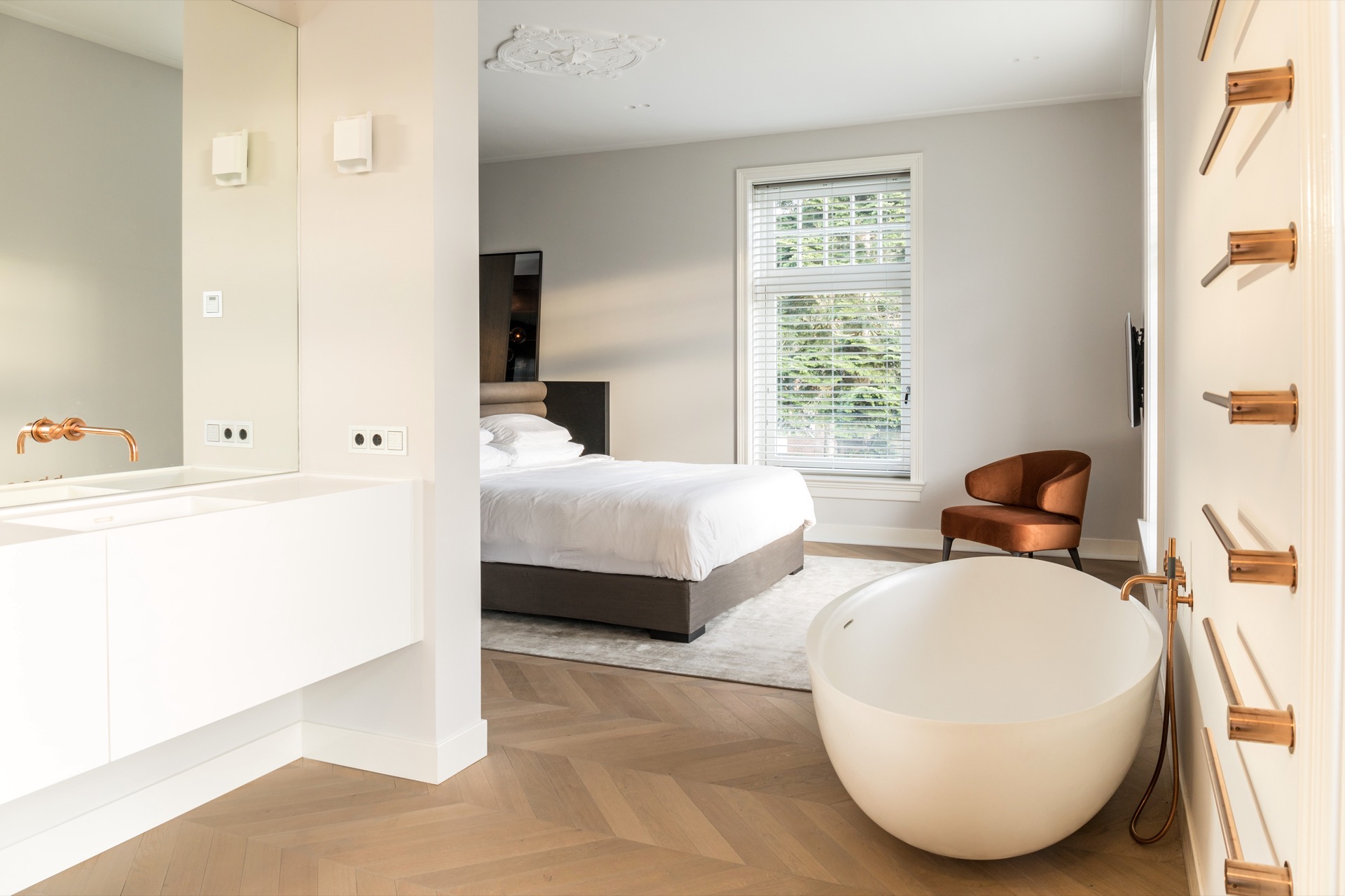 badkamer met goudkleurige kranen en accessoires