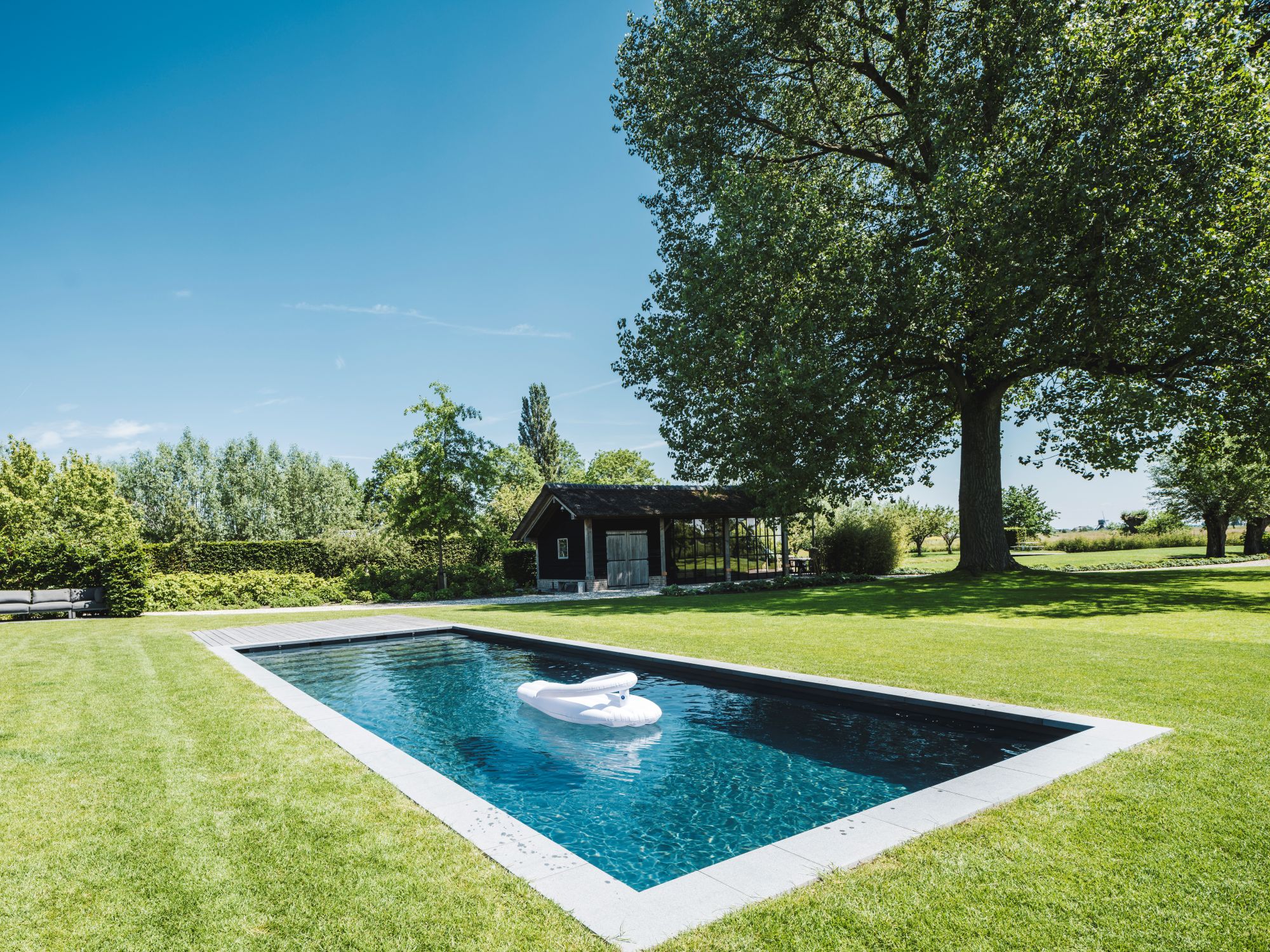 villatuin met zwembad