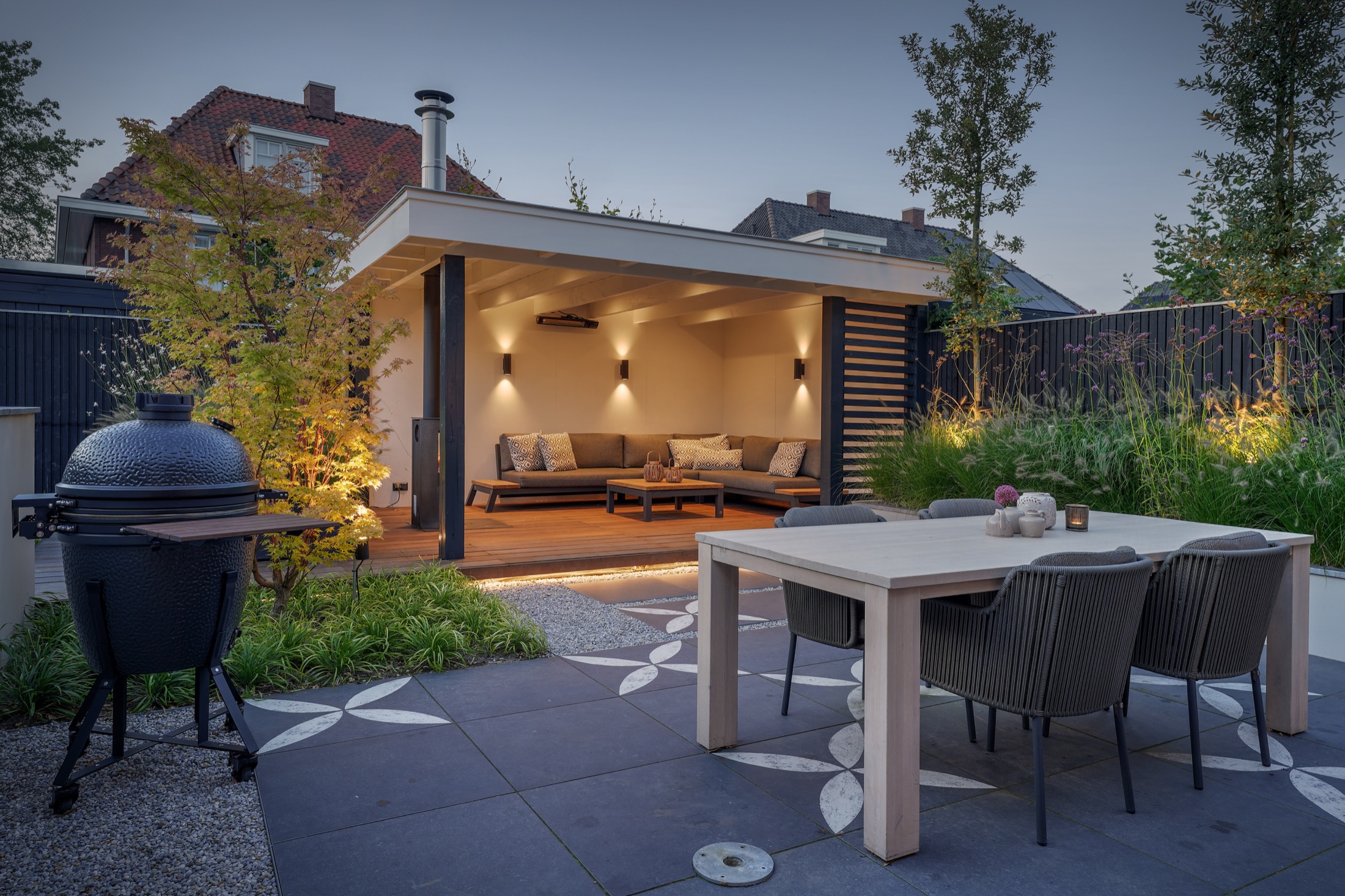 strakke tuin met terrasoverkapping