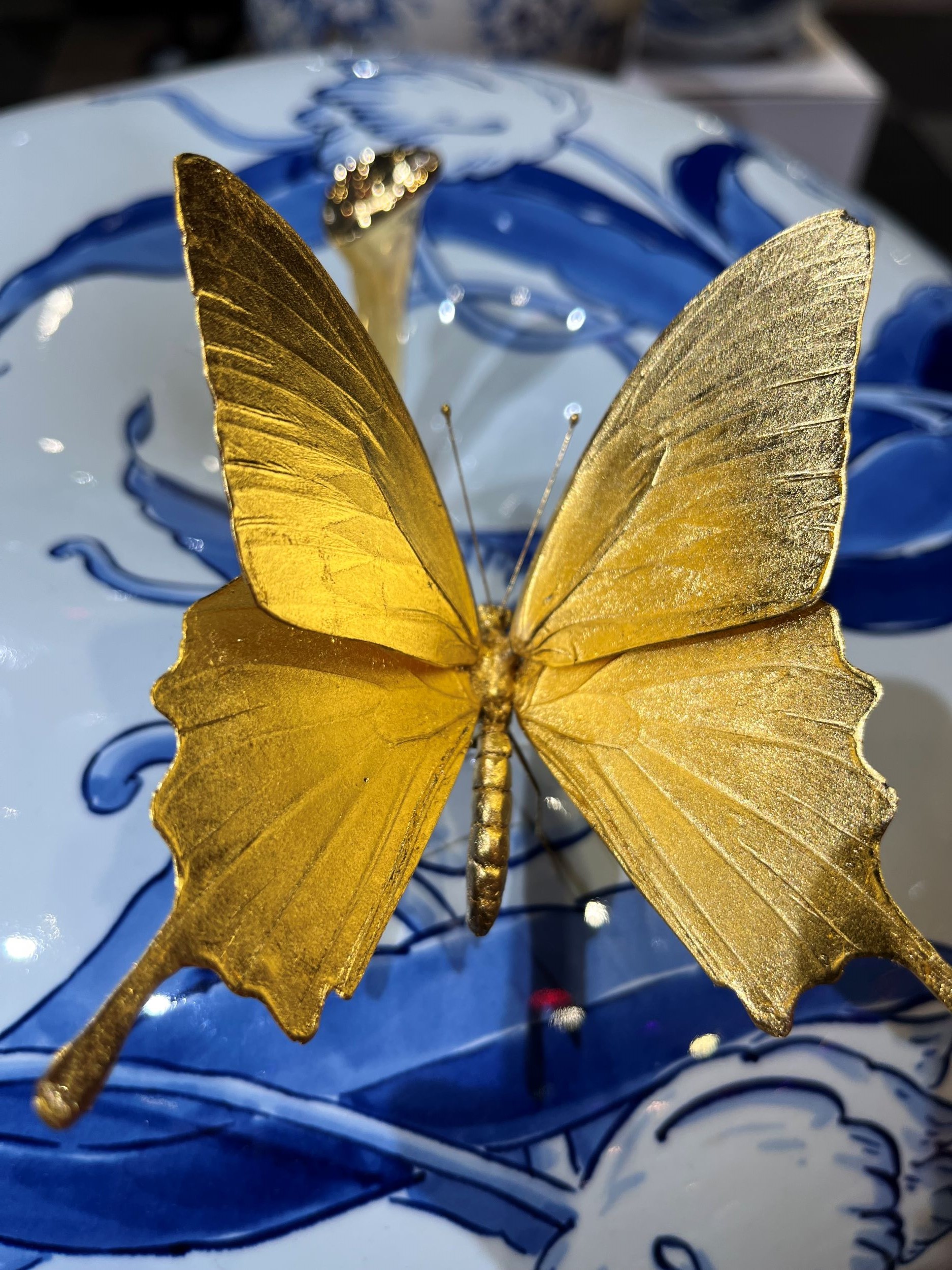 luxe kunst met gouden insect