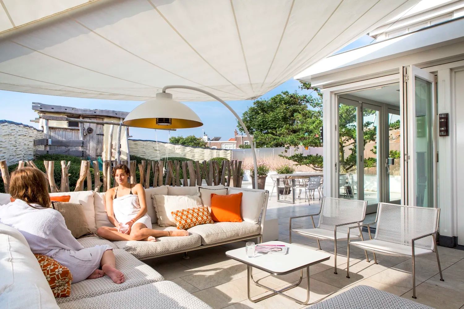 luxe zonnezeil in achtertuin