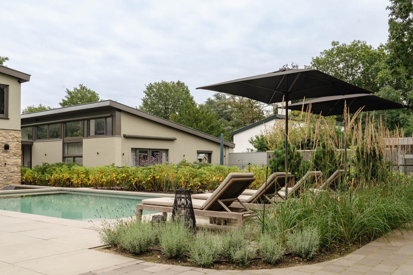luxe tuin met zwembad