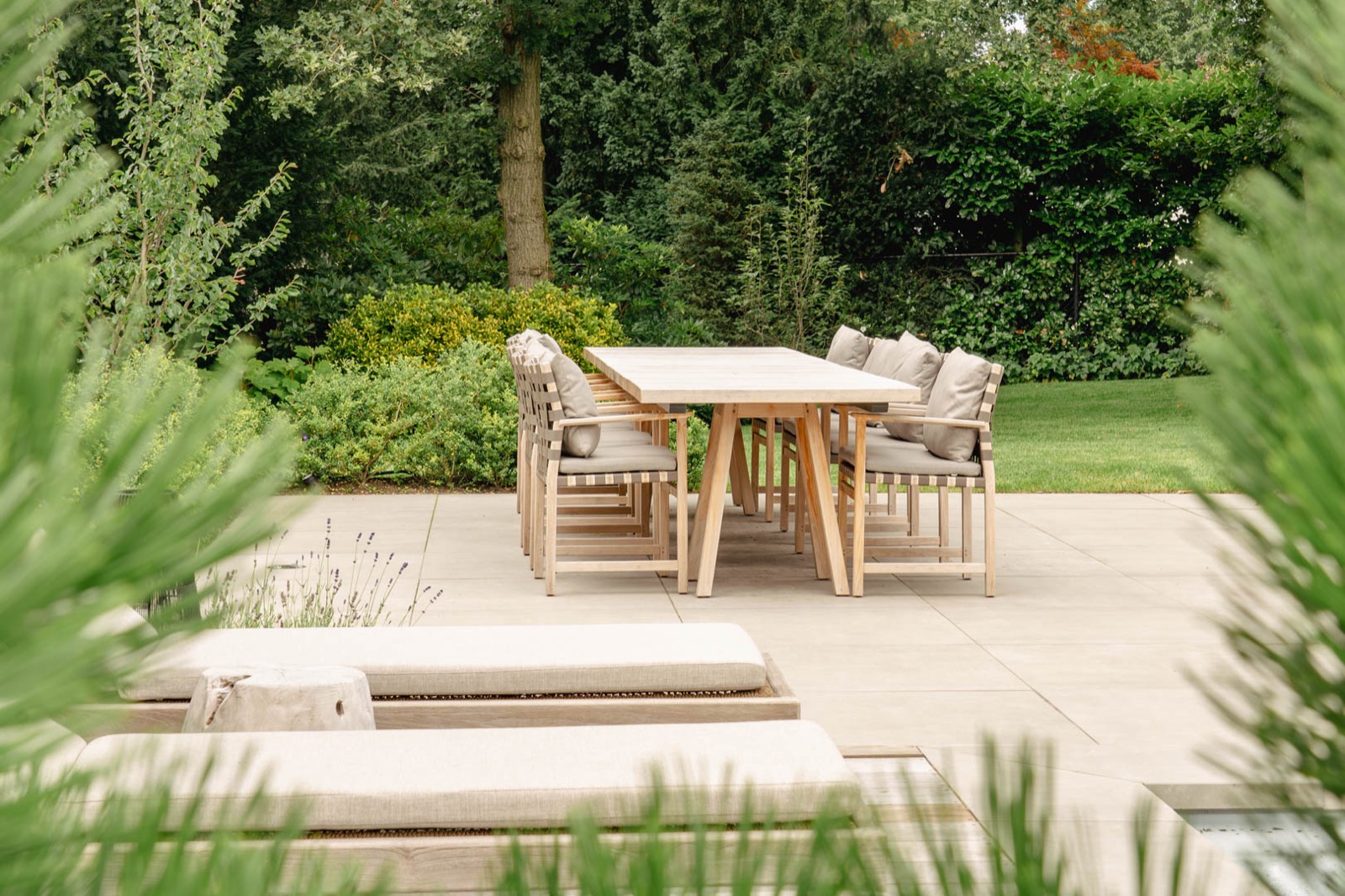 terras met luxe tuintafel en stoelen