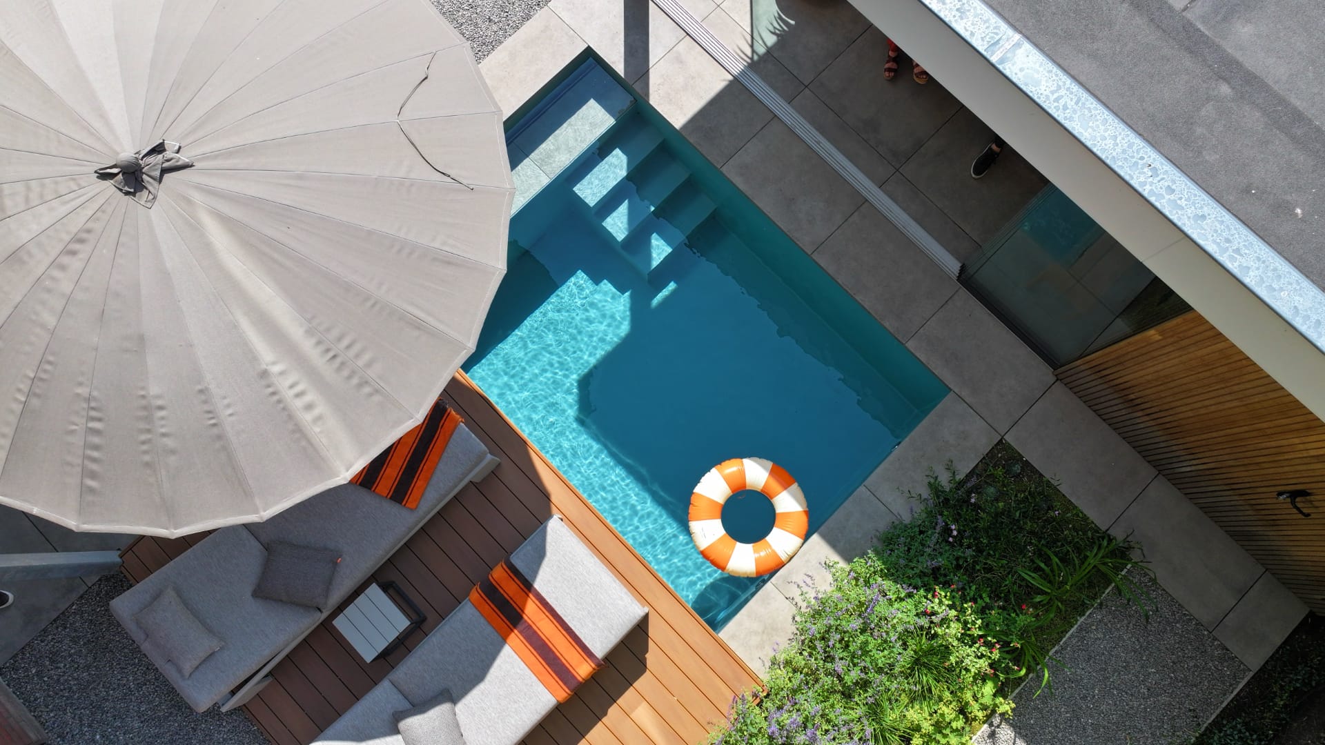Moderne stadstuin met plungepool bovenaanzicht