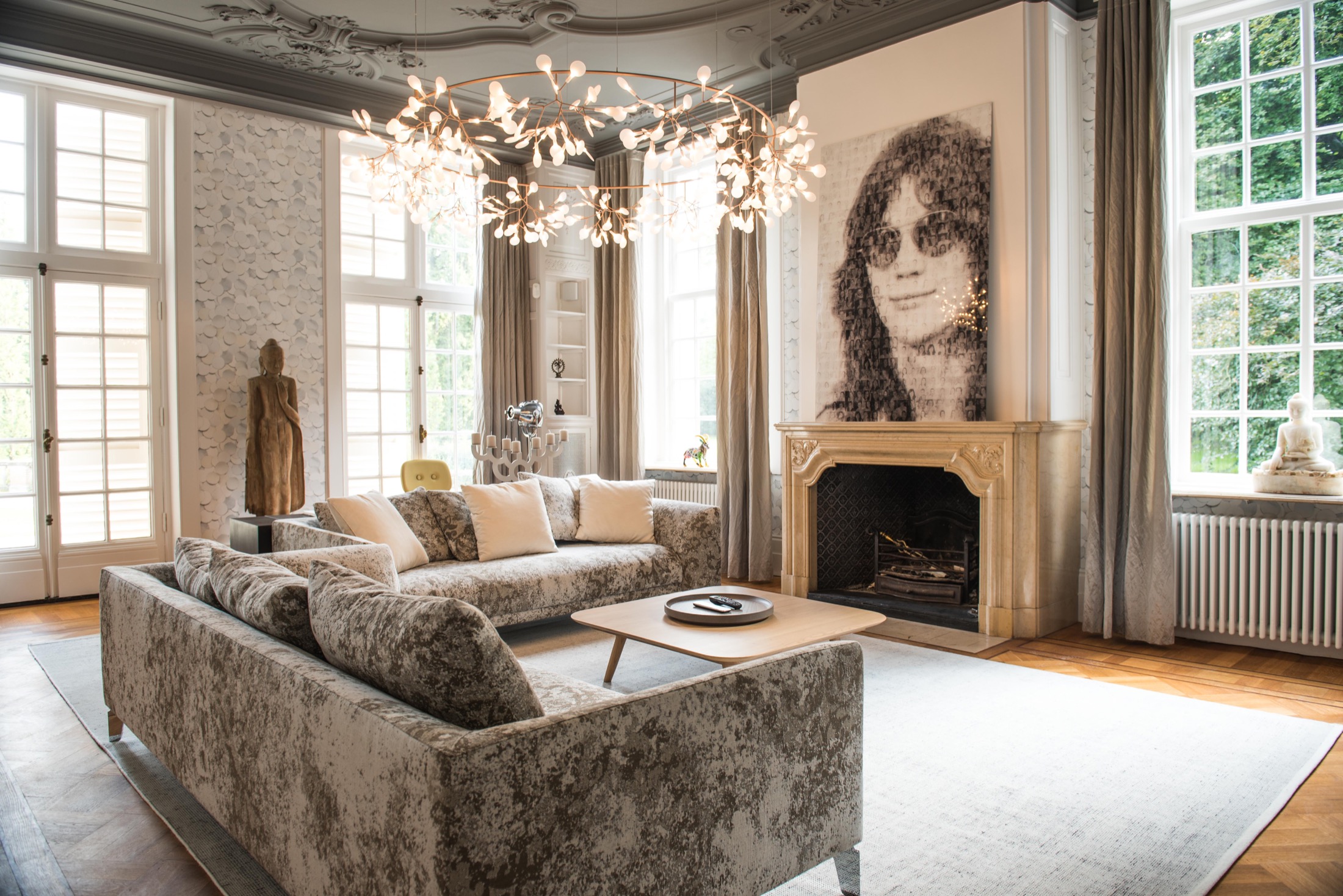 woonkamer met haard