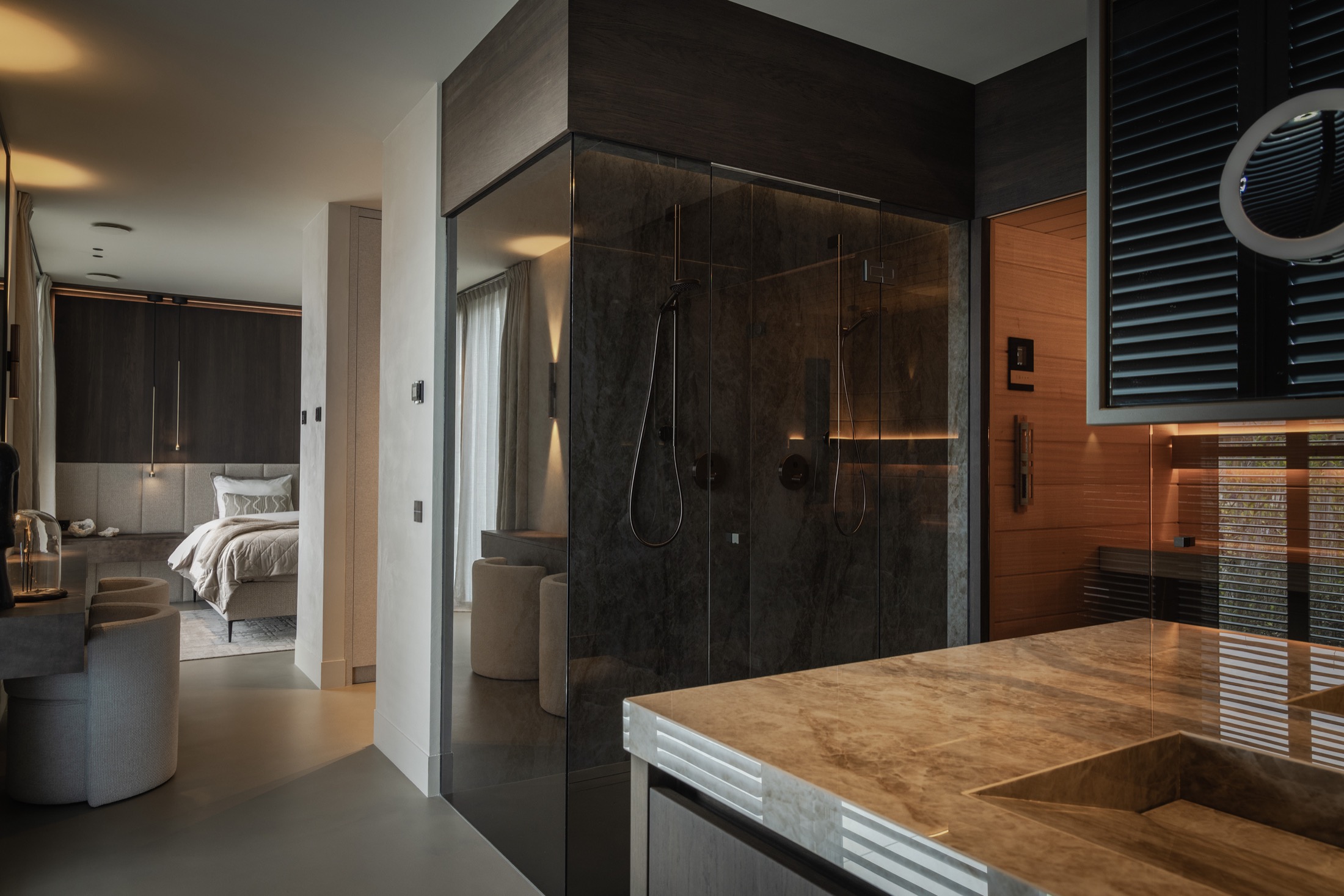 slaapkamer met wellness badkamer