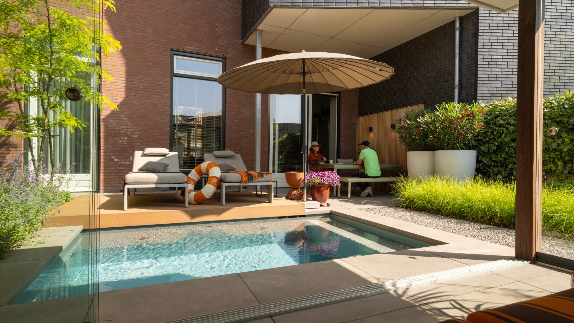 Compacte tuin met plungepool en loungeterras